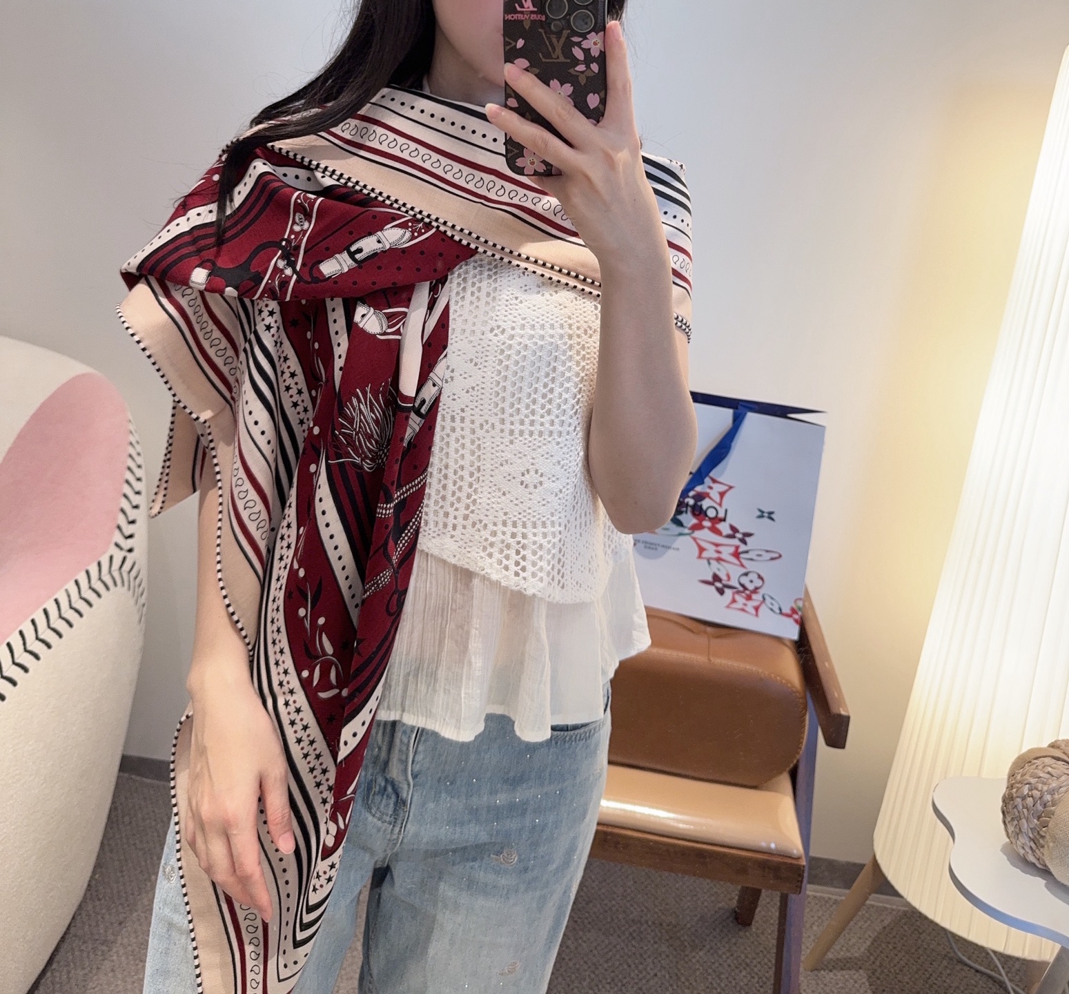 双面同色丝绒尺寸：135×135cm材质：30真丝70羊绒爱马仕的“亚马逊庆典”图案丝巾的设计灵感来源于