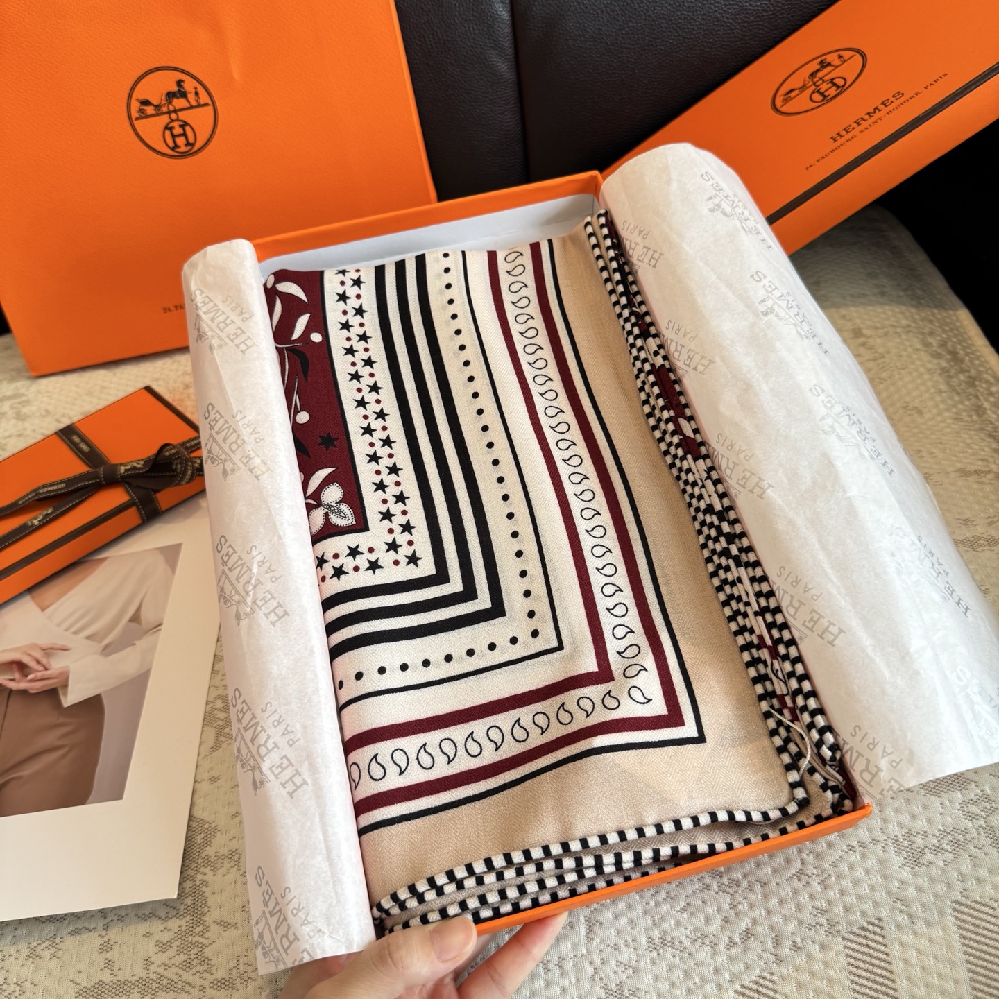 双面同色丝绒尺寸：135×135cm材质：30真丝70羊绒爱马仕的“亚马逊庆典”图案丝巾的设计灵感来源于