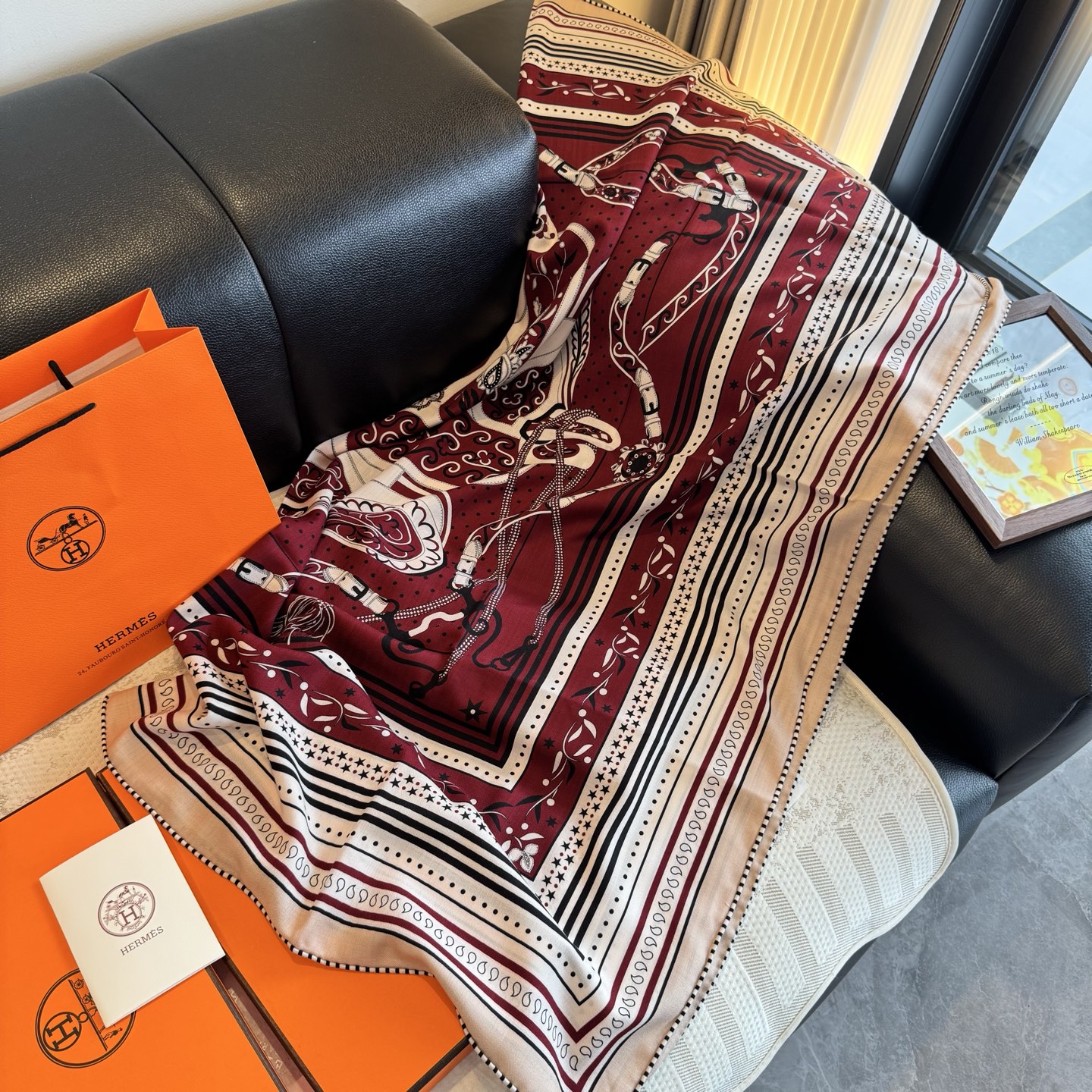 双面同色丝绒尺寸：135×135cm材质：30真丝70羊绒爱马仕的“亚马逊庆典”图案丝巾的设计灵感来源于