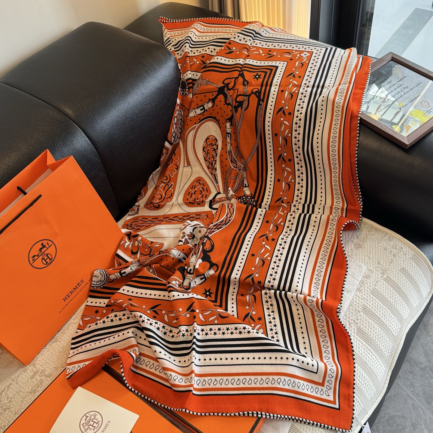 双面同色丝绒尺寸：135×135cm材质：30真丝70羊绒爱马仕的“亚马逊庆典”图案丝巾的设计灵感来源于