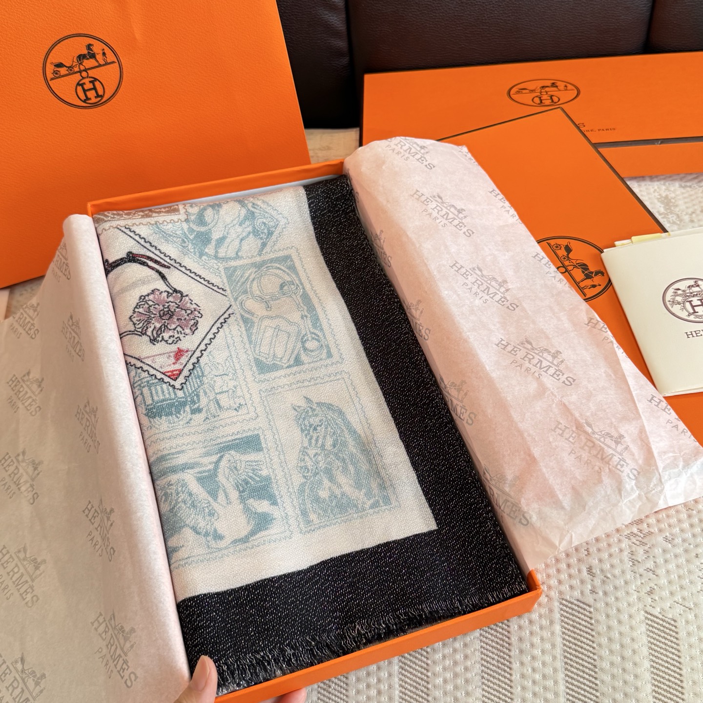 金丝线版 上新❤️超级有腔调！！！巨巨巨巨美的闪光女神】谁懂这种秋冬调性的美啊？！！！这款小香披肩也是我