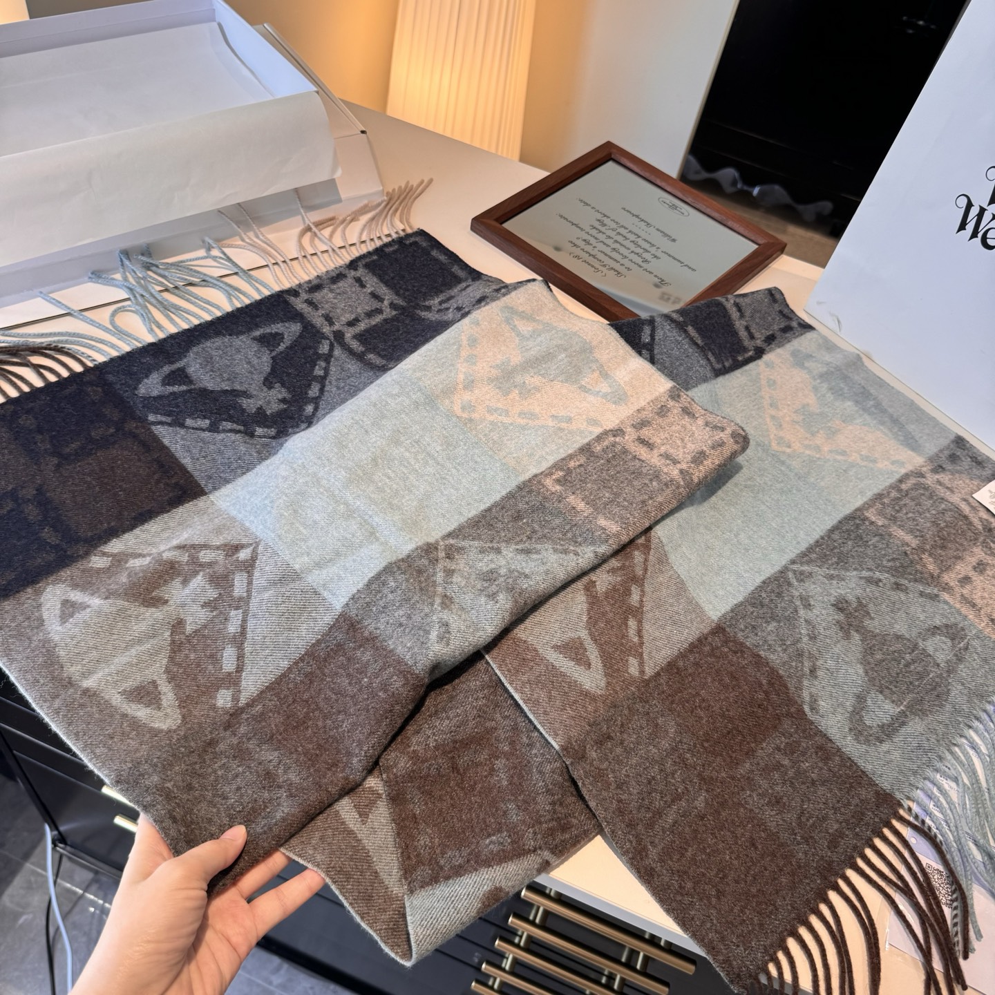 🆕𝐕𝐢𝐯𝐢𝐞𝐧𝐧𝐞 𝐖𝐞𝐬𝐭𝐰𝐨𝐨𝐝🪐✨经典大土星围巾 vivienne westwood西太后土星 英