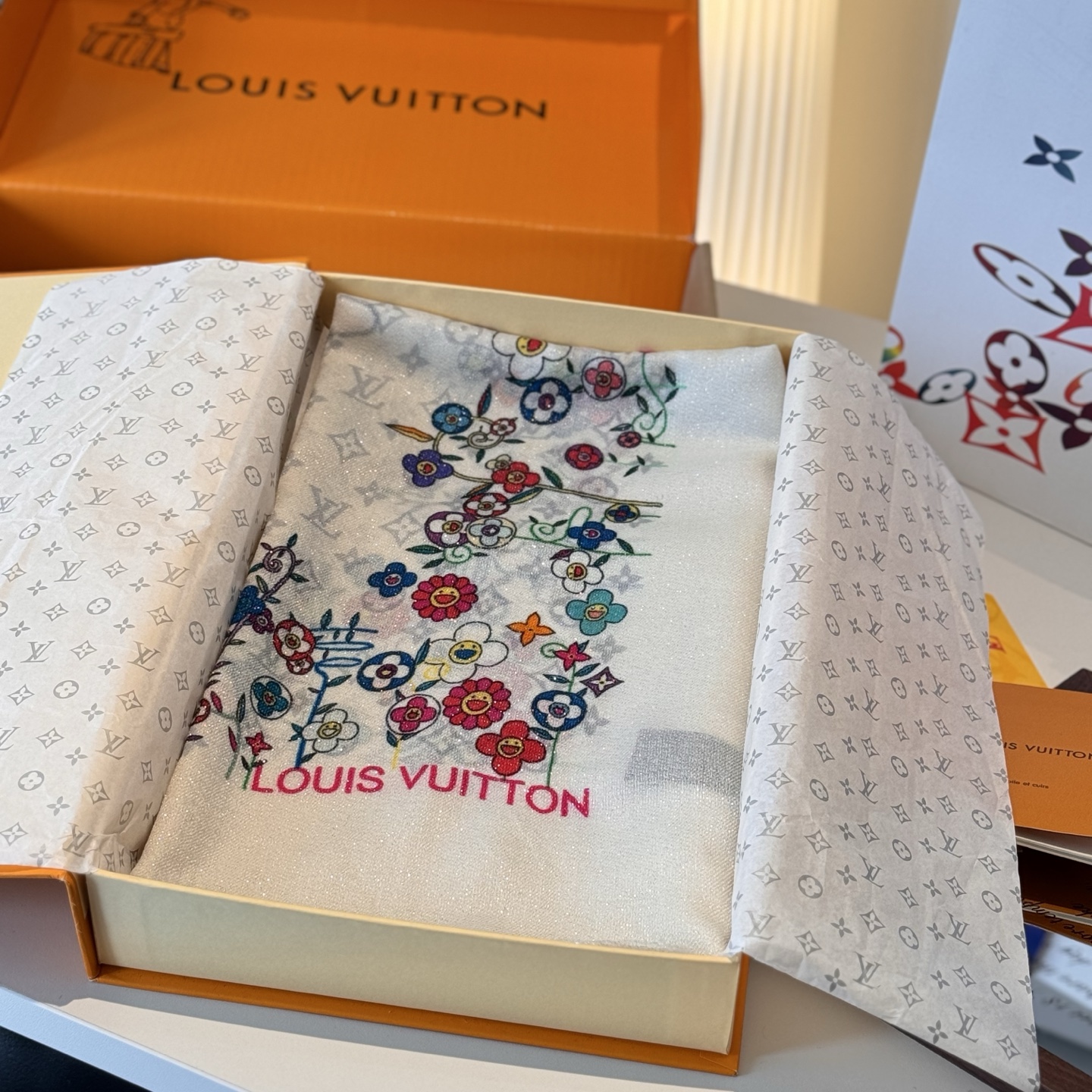 会发光发亮的围巾银丝羊绒长巾✨专柜同步‼️真心赞‼️驴家路易威登经典 Monogram 图案搭配彩色边框