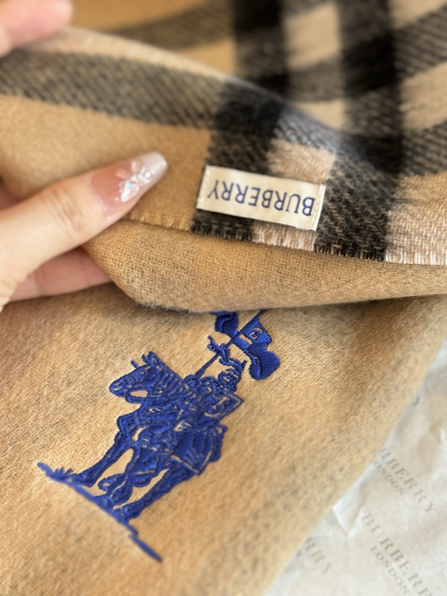 巴宝莉经典格子万年款，bbr战马刺绣🪡经典【小格双面披肩】品质手感好到不行‼️100%羊羔绒♨️高尖端产