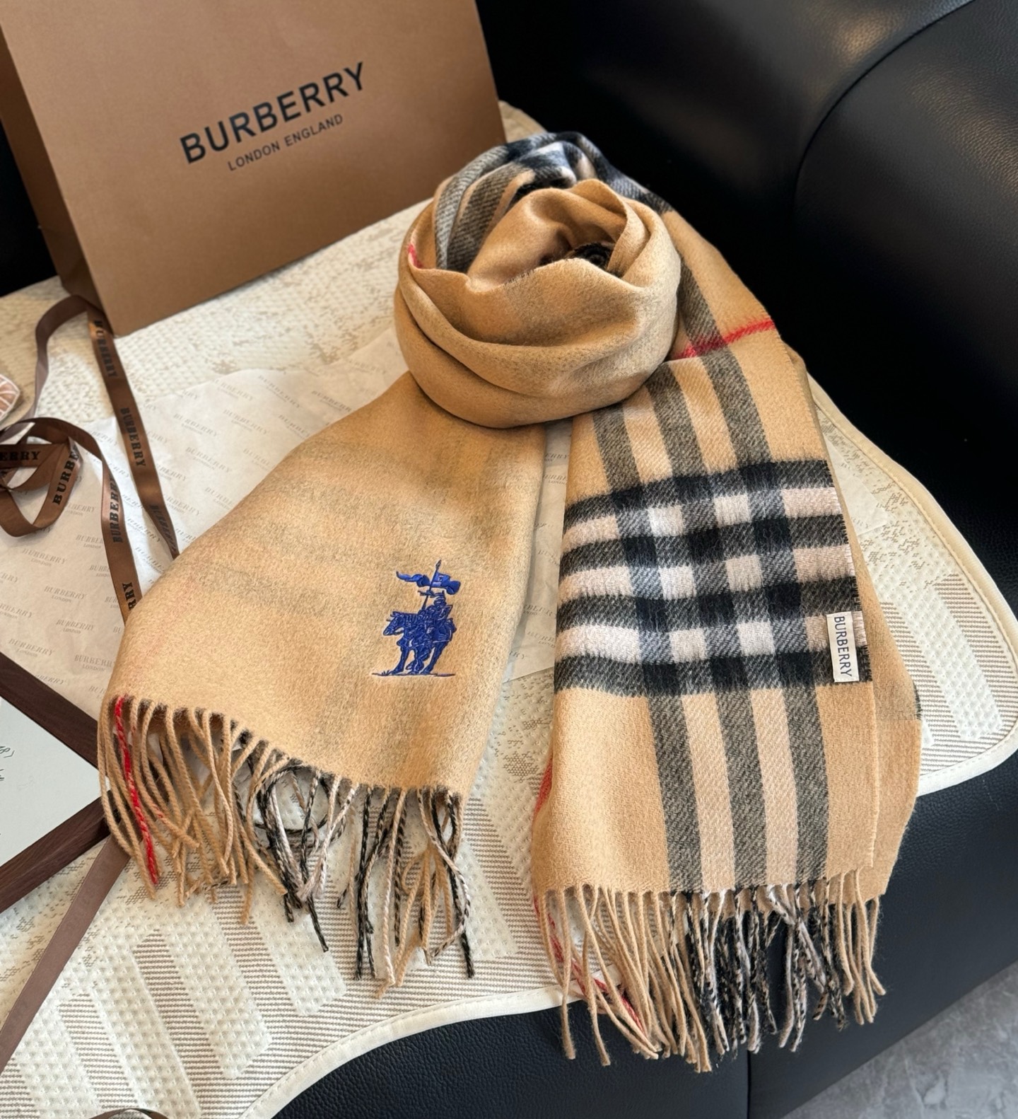 巴宝莉经典格子万年款，bbr战马刺绣🪡经典【小格双面披肩】品质手感好到不行‼️100%羊羔绒♨️高尖端产