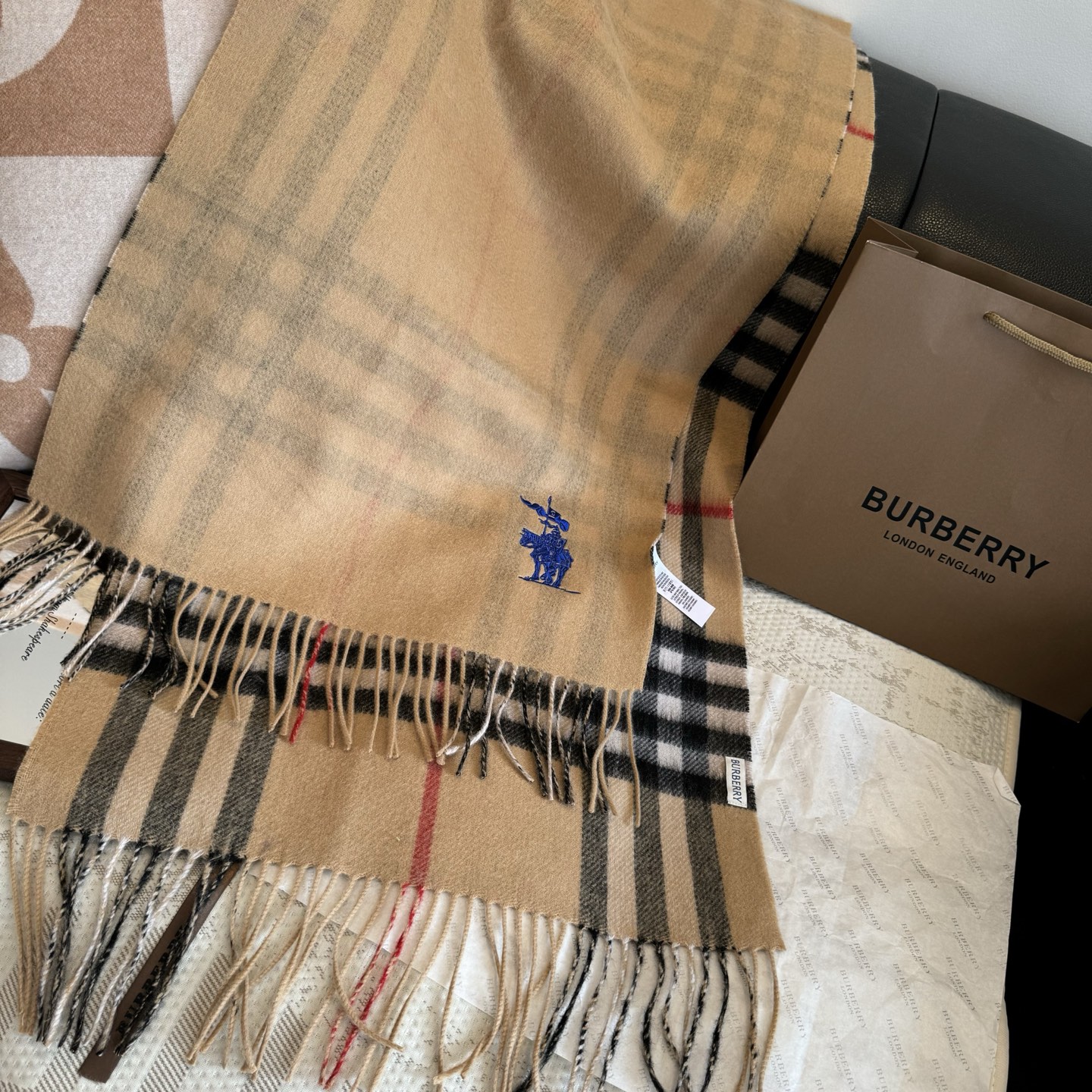 巴宝莉经典格子万年款，bbr战马刺绣🪡经典【小格双面披肩】品质手感好到不行‼️100%羊羔绒♨️高尖端产