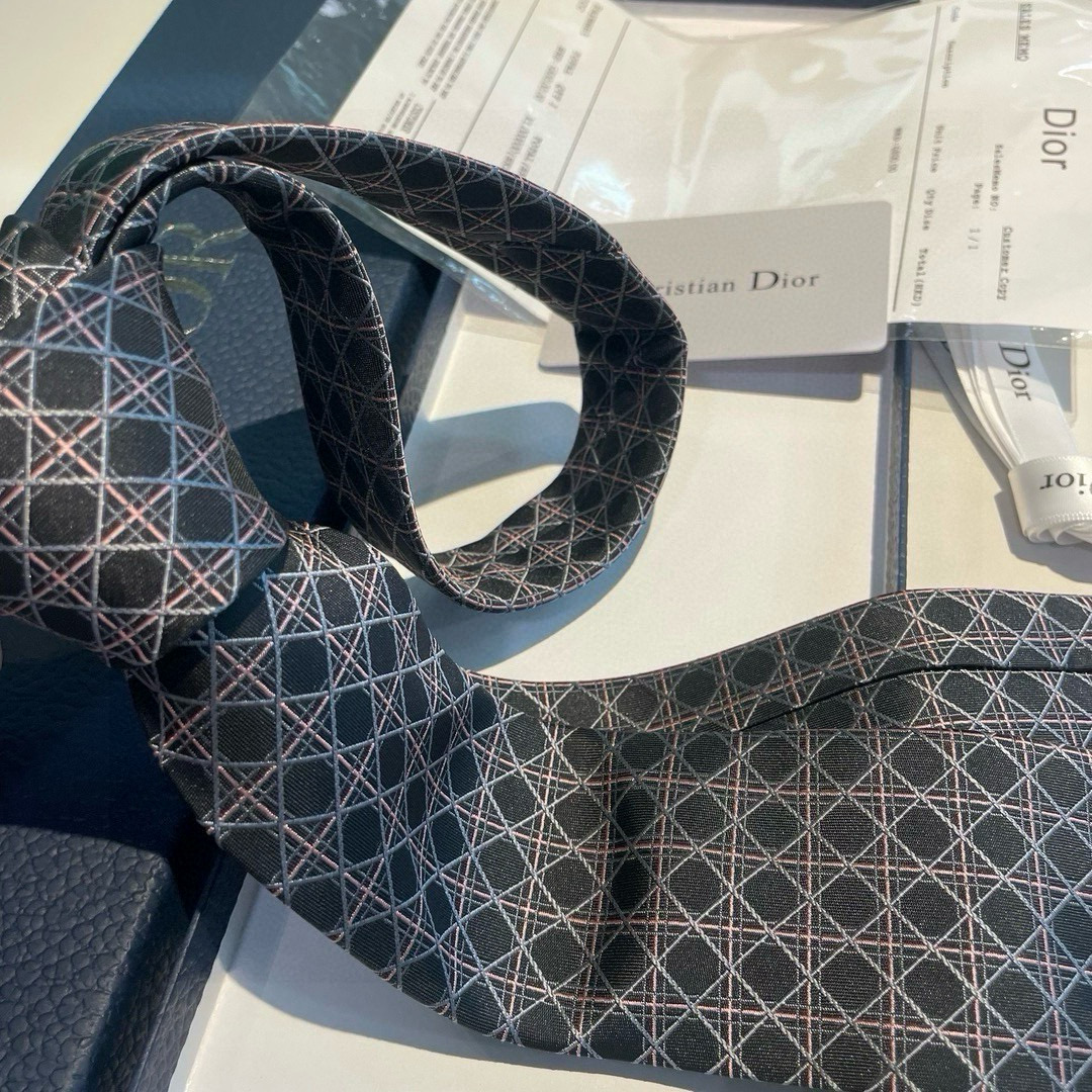 特价👏👏Dior家新款领带 👔👔Dior男士蚕丝藤格纹领带 稀有😻😻展现精湛手工与时尚优雅理想选择，这款