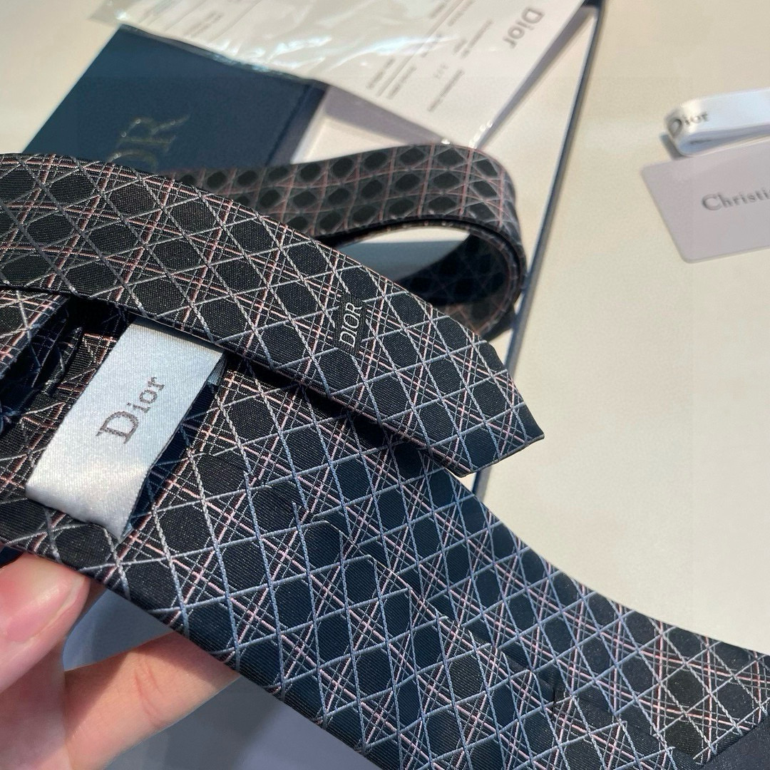特价👏👏Dior家新款领带 👔👔Dior男士蚕丝藤格纹领带 稀有😻😻展现精湛手工与时尚优雅理想选择，这款