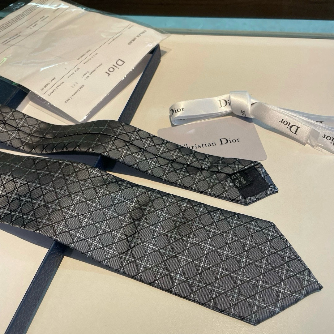 特价👏👏Dior家新款领带 👔👔Dior男士蚕丝藤格纹领带 稀有😻😻展现精湛手工与时尚优雅理想选择，这款