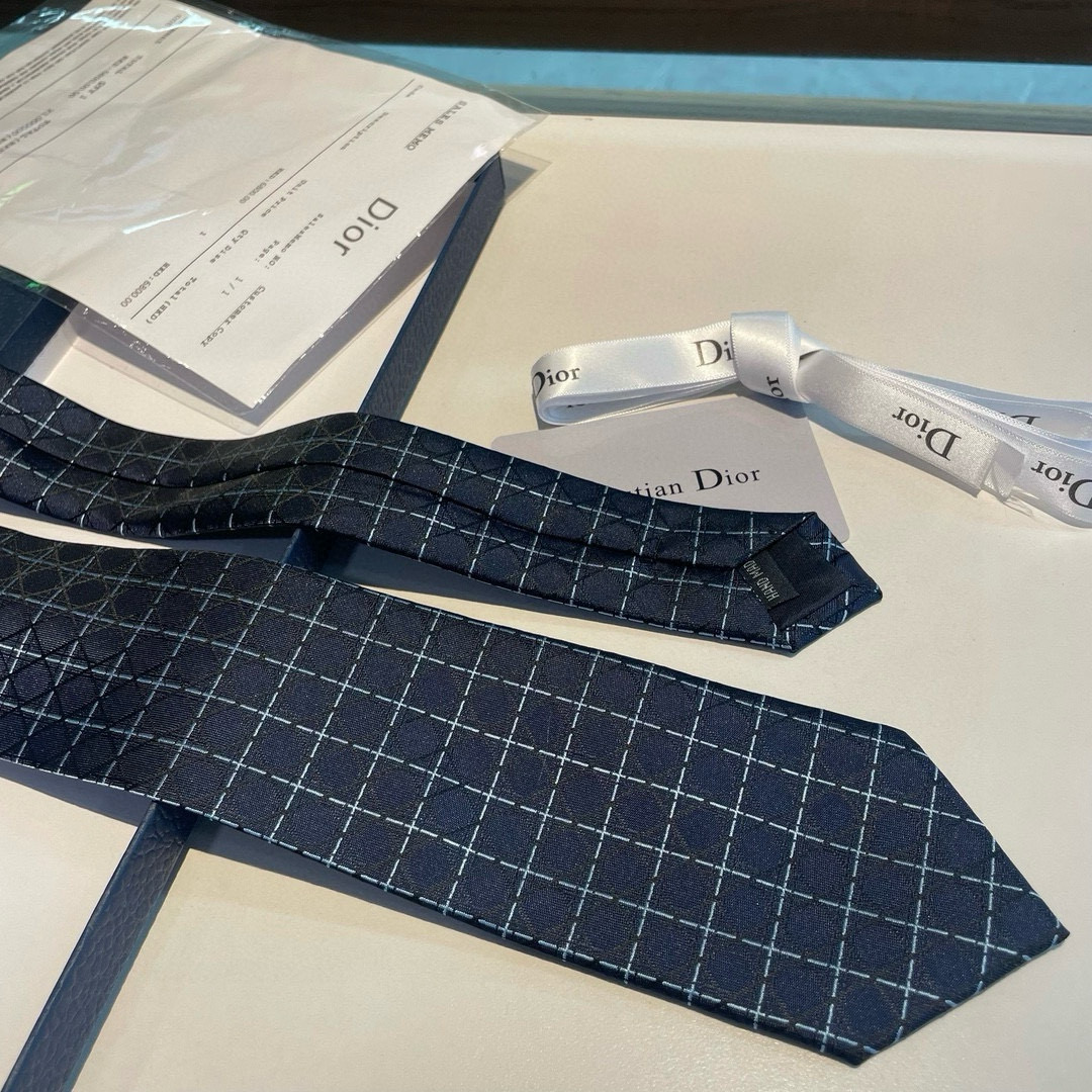 特价👏👏Dior家新款领带 👔👔Dior男士蚕丝藤格纹领带 稀有😻😻展现精湛手工与时尚优雅理想选择，这款