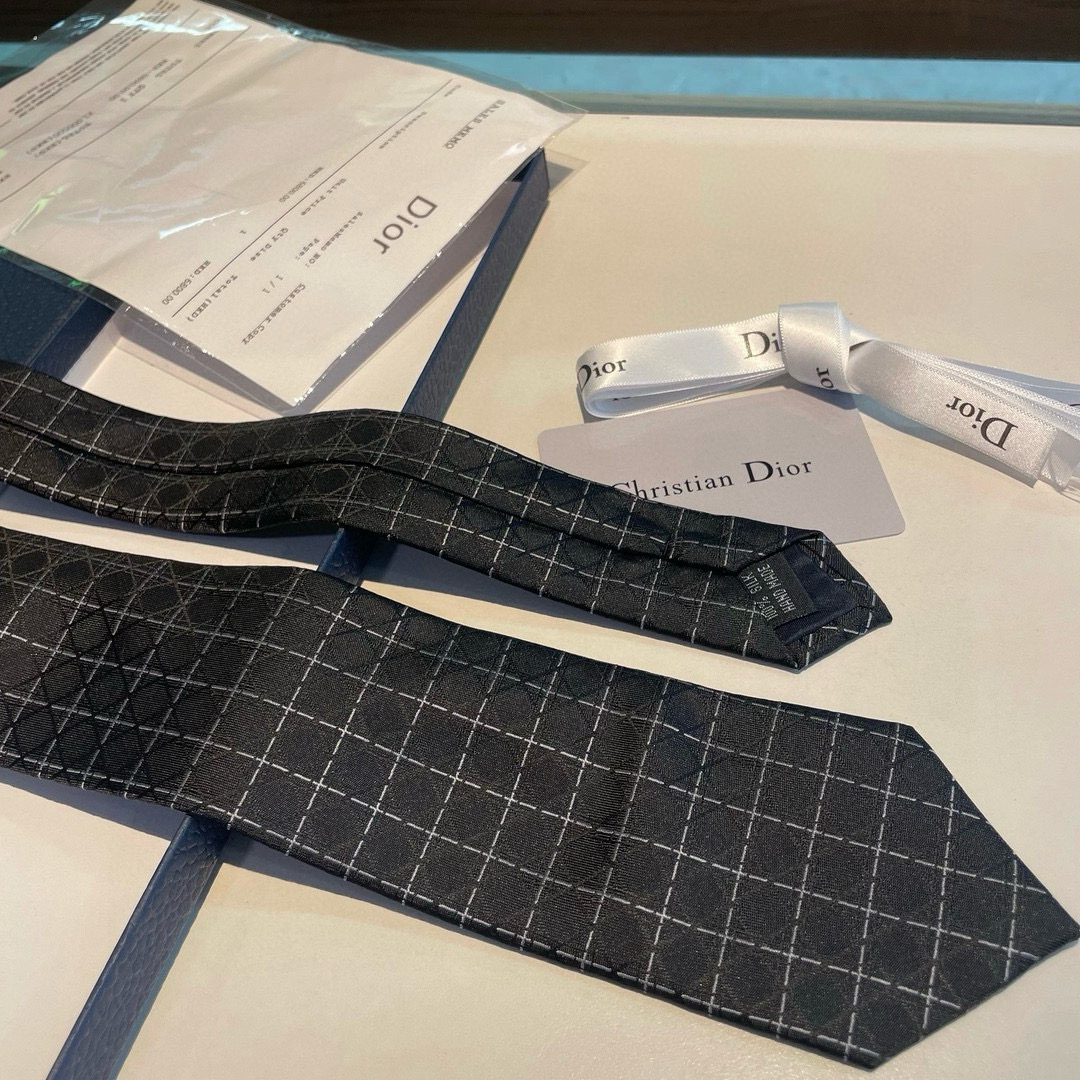 特价👏👏Dior家新款领带 👔👔Dior男士蚕丝藤格纹领带 稀有😻😻展现精湛手工与时尚优雅理想选择，这款