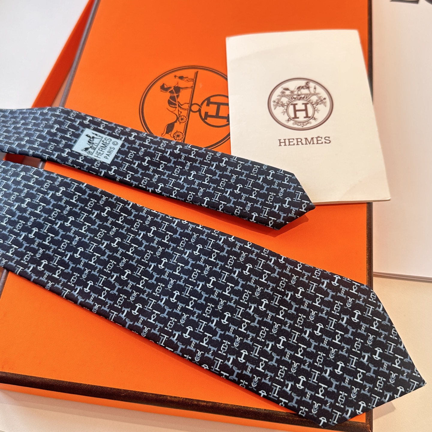 特价特 男士新款印花领带系列【百变搭扣领带】👔👔，稀有😻😻H家每年都有一千条不同印花的领带面世，从最初的