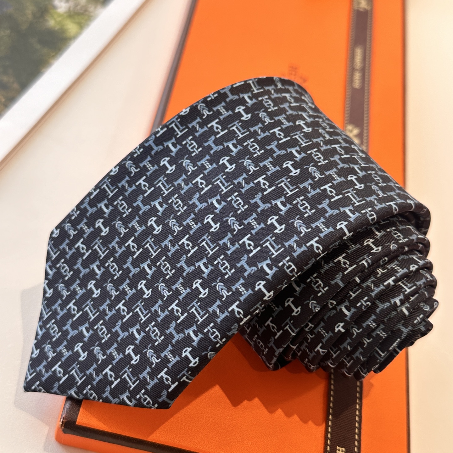 特价特 男士新款印花领带系列【百变搭扣领带】👔👔，稀有😻😻H家每年都有一千条不同印花的领带面世，从最初的