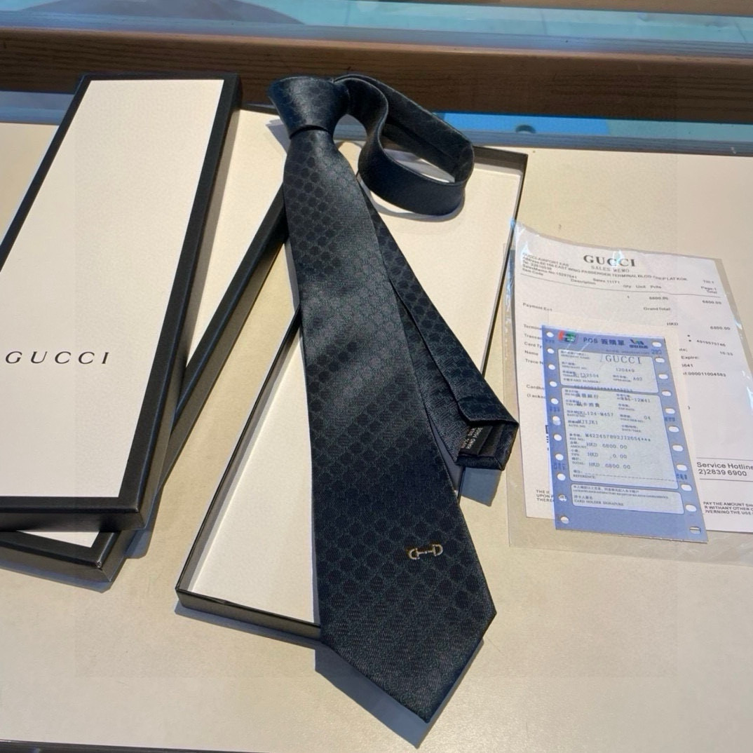 特价 马衔扣的悠久历史始于1950年代，至今仍是Gucci具有代表性的传统精髓。这款桑蚕丝领带从品牌马术