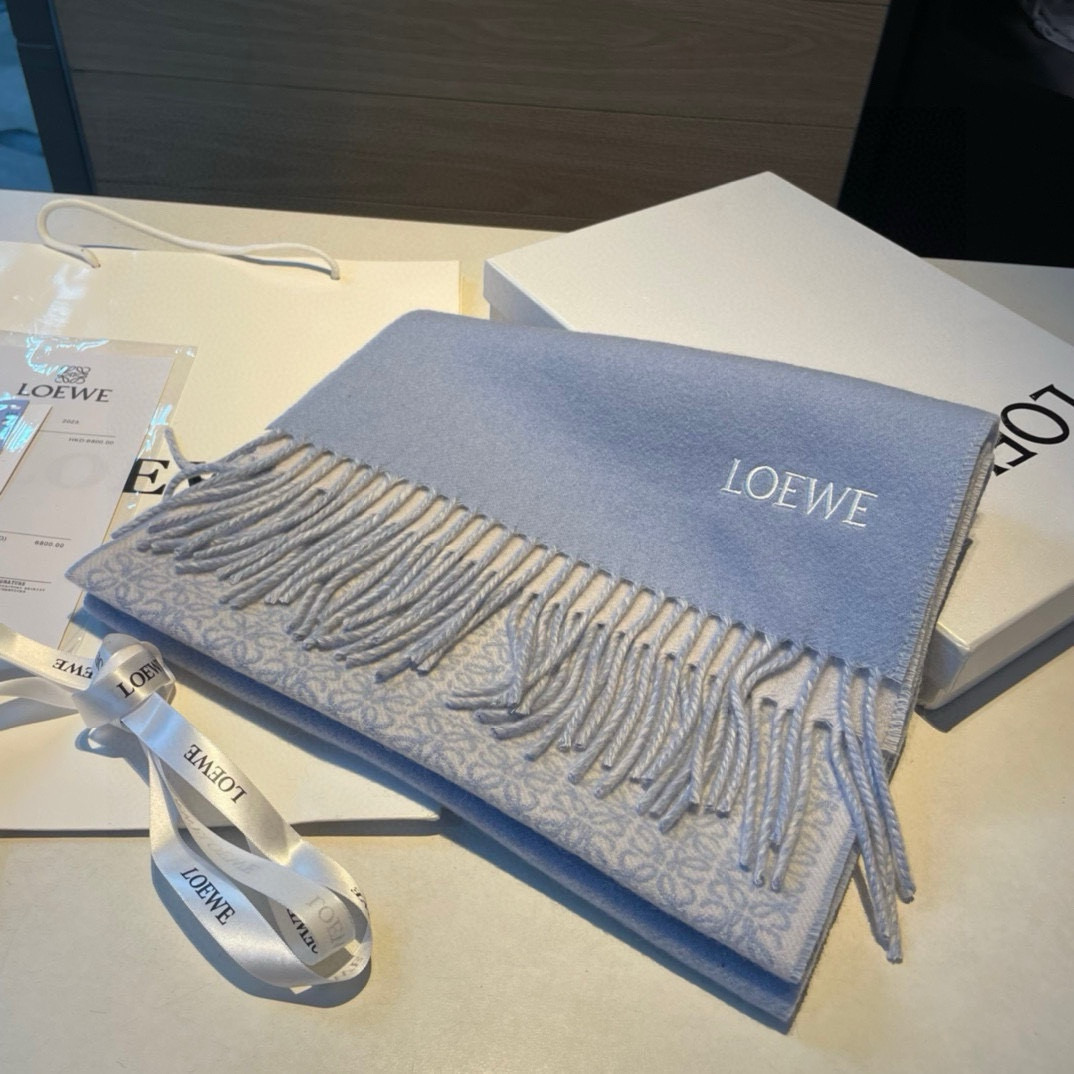 [色][色] LOEWE新款羊绒羊毛混纺提花围巾🧣 超级推荐❗️ 材质：90%羊毛，10%山羊绒，尺寸：