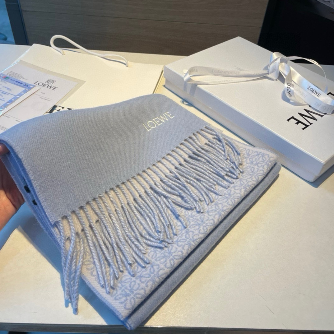 [色][色] LOEWE新款羊绒羊毛混纺提花围巾🧣 超级推荐❗️ 材质：90%羊毛，10%山羊绒，尺寸：
