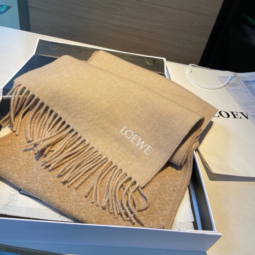 [色][色] LOEWE新款羊绒羊毛混纺提花围巾🧣 超级推荐❗️ 材质：90%羊毛，10%山羊绒，尺寸：