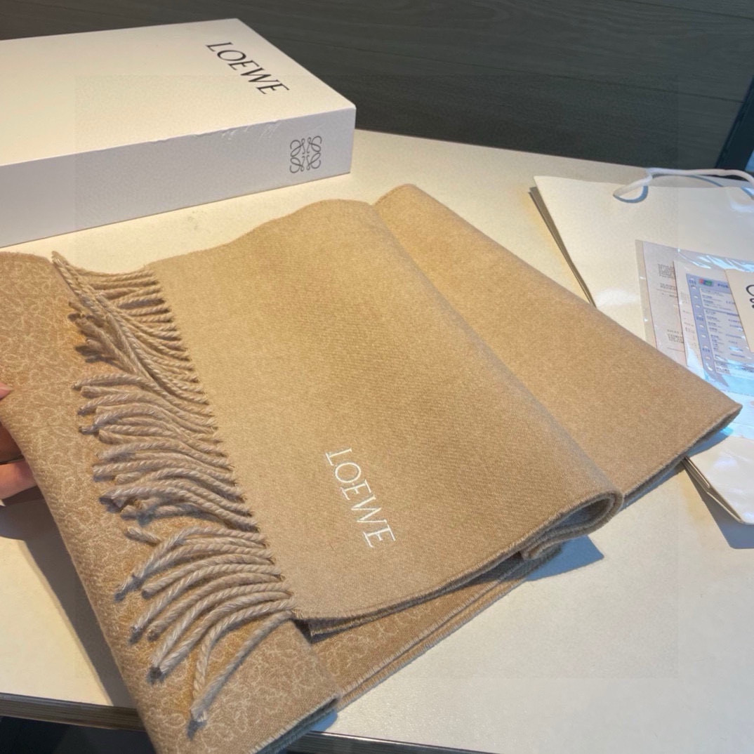 [色][色] LOEWE新款羊绒羊毛混纺提花围巾🧣 超级推荐❗️ 材质：90%羊毛，10%山羊绒，尺寸：