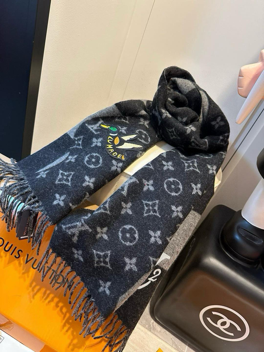 𝐋𝐨𝐮𝐢𝐬 𝐕𝐮𝐢𝐭𝐭𝐨𝐧《NIGO 联名款鸭子刺绣🦆围巾 》官网型号：M标签 100%羊绒Monogr