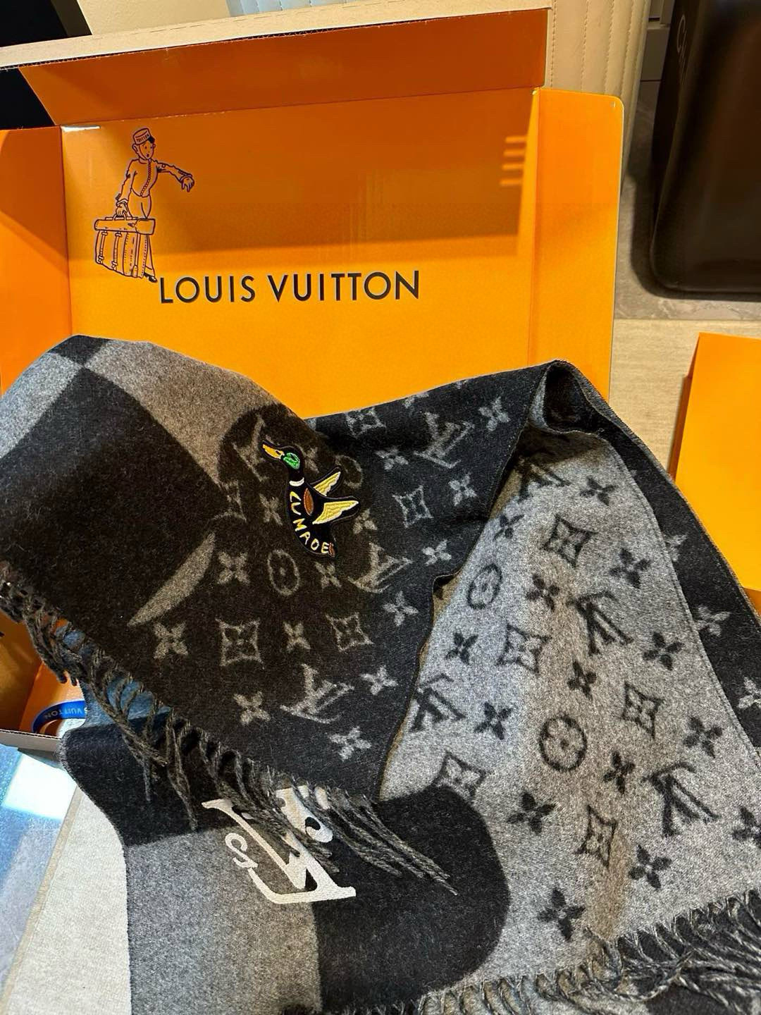 𝐋𝐨𝐮𝐢𝐬 𝐕𝐮𝐢𝐭𝐭𝐨𝐧《NIGO 联名款鸭子刺绣🦆围巾 》官网型号：M标签 100%羊绒Monogr