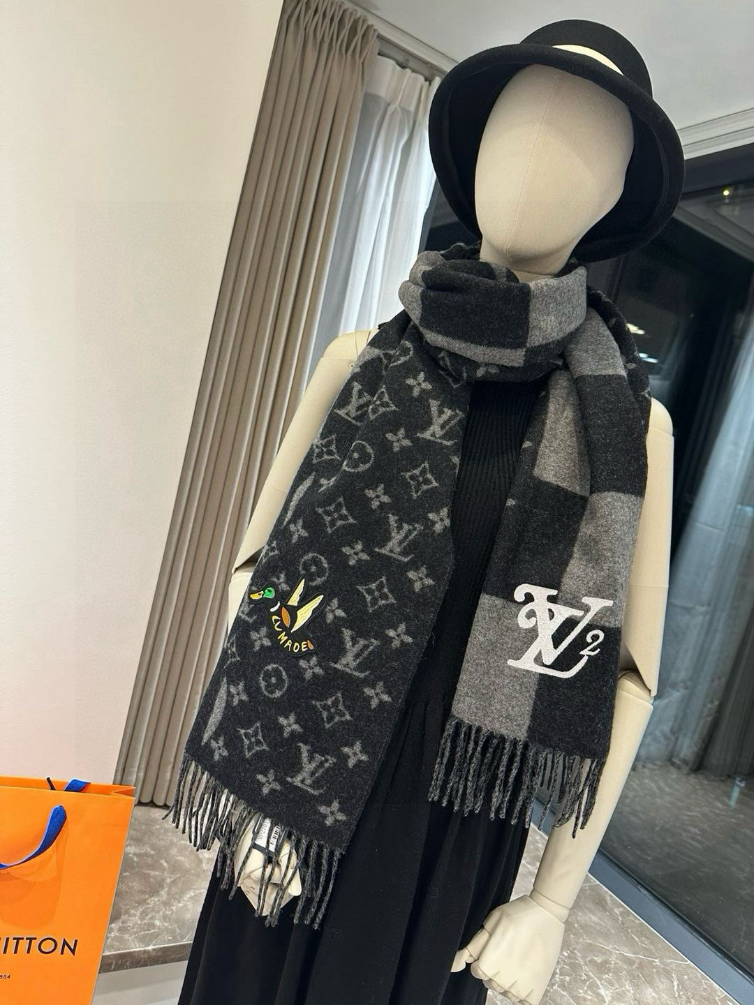 𝐋𝐨𝐮𝐢𝐬 𝐕𝐮𝐢𝐭𝐭𝐨𝐧《NIGO 联名款鸭子刺绣🦆围巾 》官网型号：M标签 100%羊绒Monogr