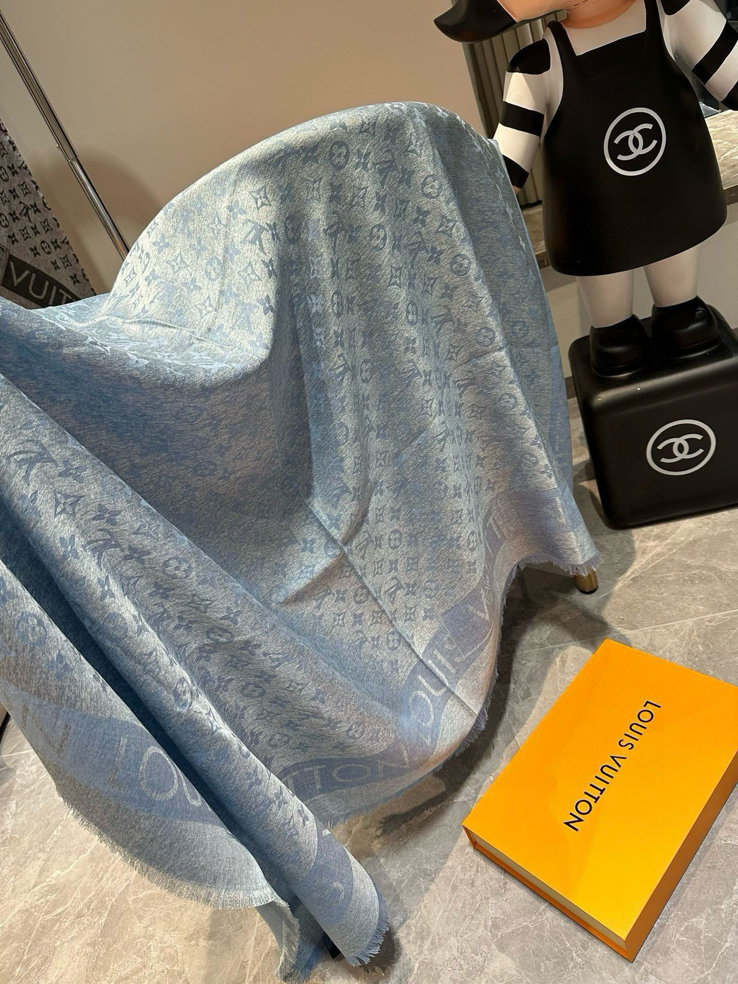 L V 新款披肩，仿佛挚爱牛仔裤经过时间洗礼后的别致纹理。华美丝毛混纺裁出大幅尺寸，带来多种造型可能。🌺