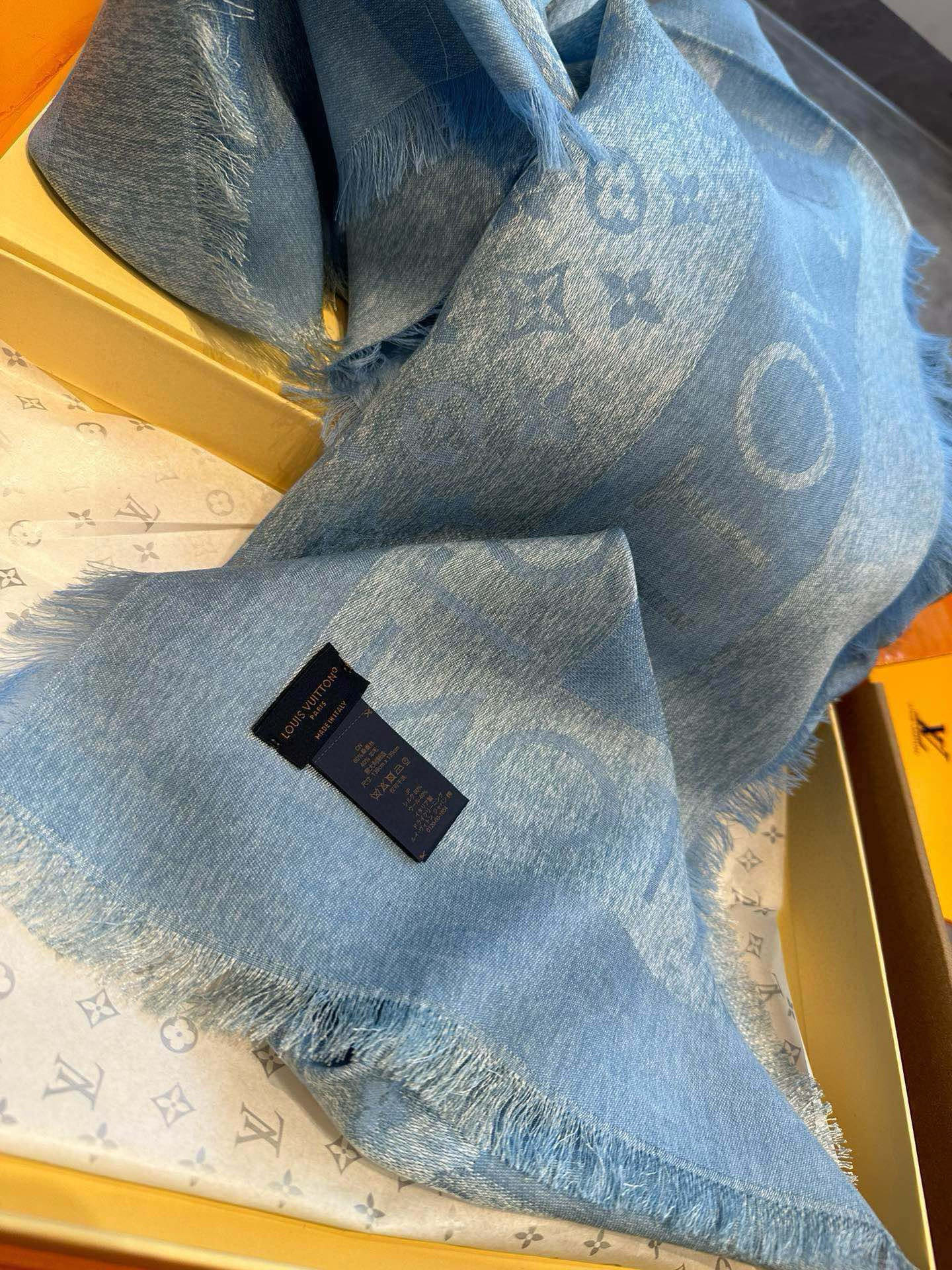 L V 新款披肩，仿佛挚爱牛仔裤经过时间洗礼后的别致纹理。华美丝毛混纺裁出大幅尺寸，带来多种造型可能。🌺