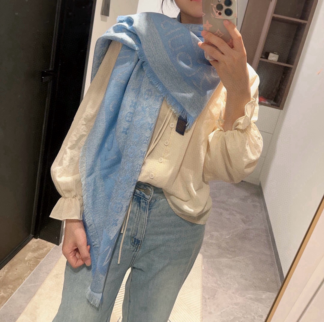 L V 新款披肩，仿佛挚爱牛仔裤经过时间洗礼后的别致纹理。华美丝毛混纺裁出大幅尺寸，带来多种造型可能。🌺
