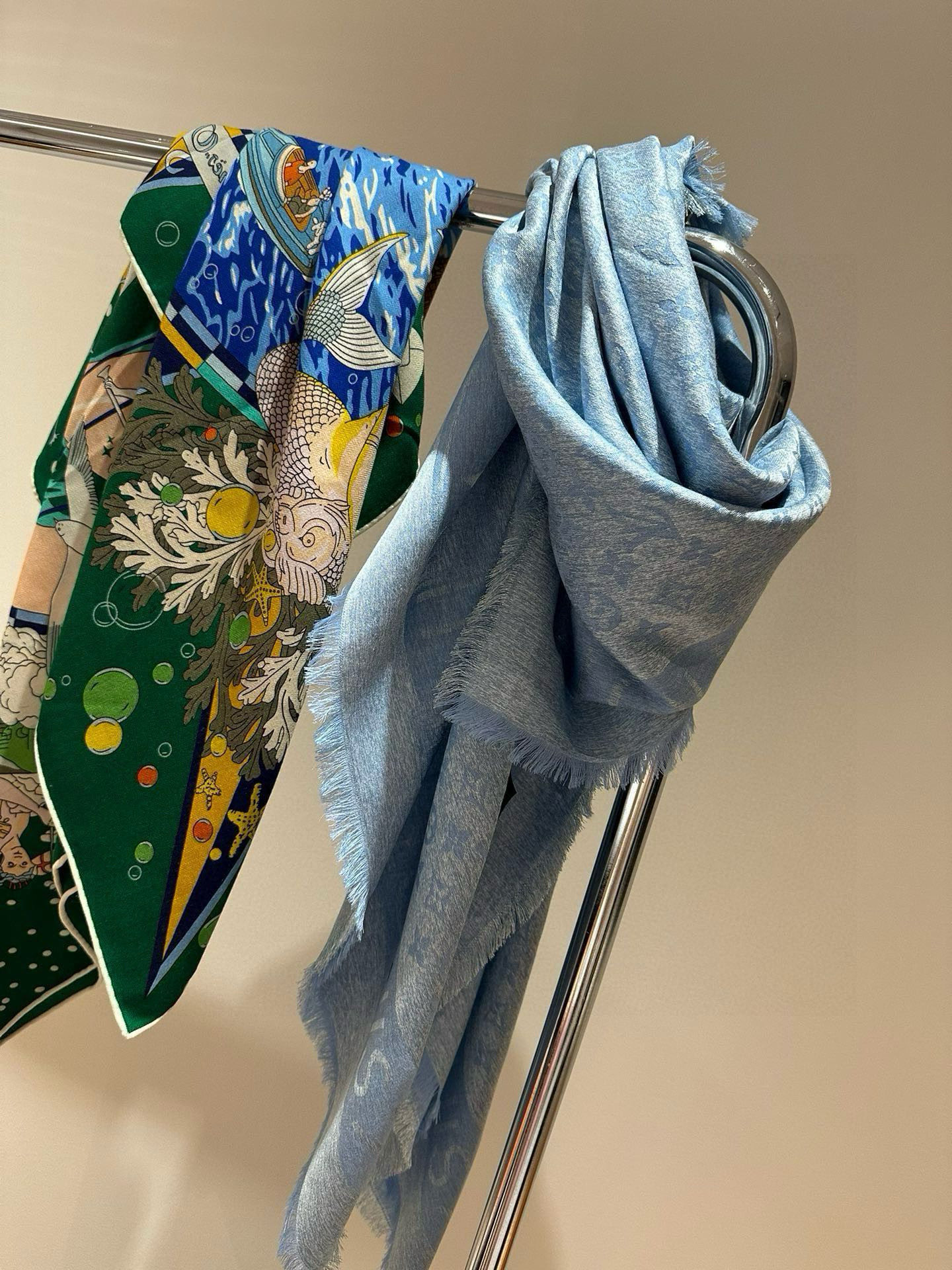 L V 新款披肩，仿佛挚爱牛仔裤经过时间洗礼后的别致纹理。华美丝毛混纺裁出大幅尺寸，带来多种造型可能。🌺