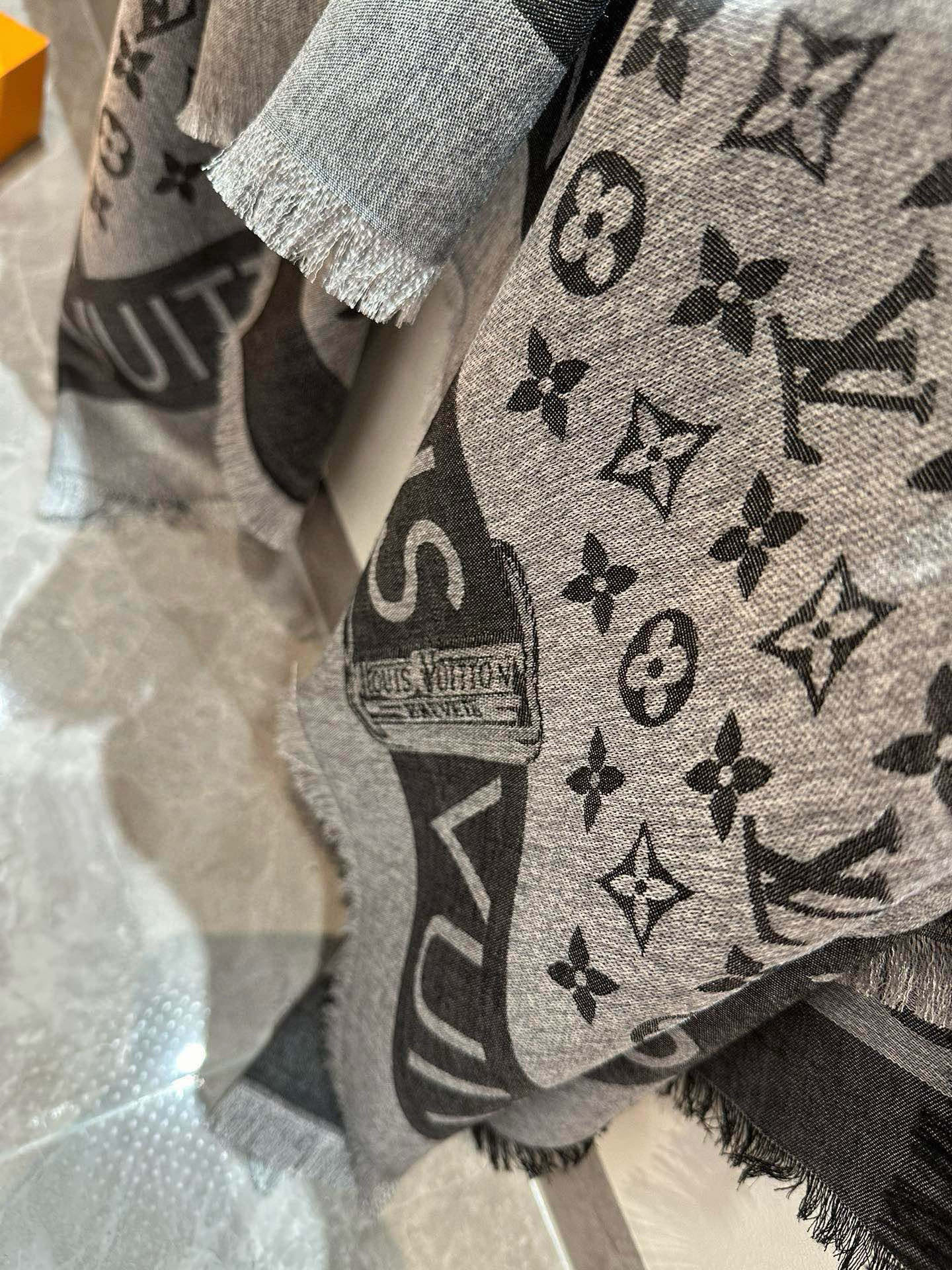 L V 新款披肩，仿佛挚爱牛仔裤经过时间洗礼后的别致纹理。华美丝毛混纺裁出大幅尺寸，带来多种造型可能。🌺