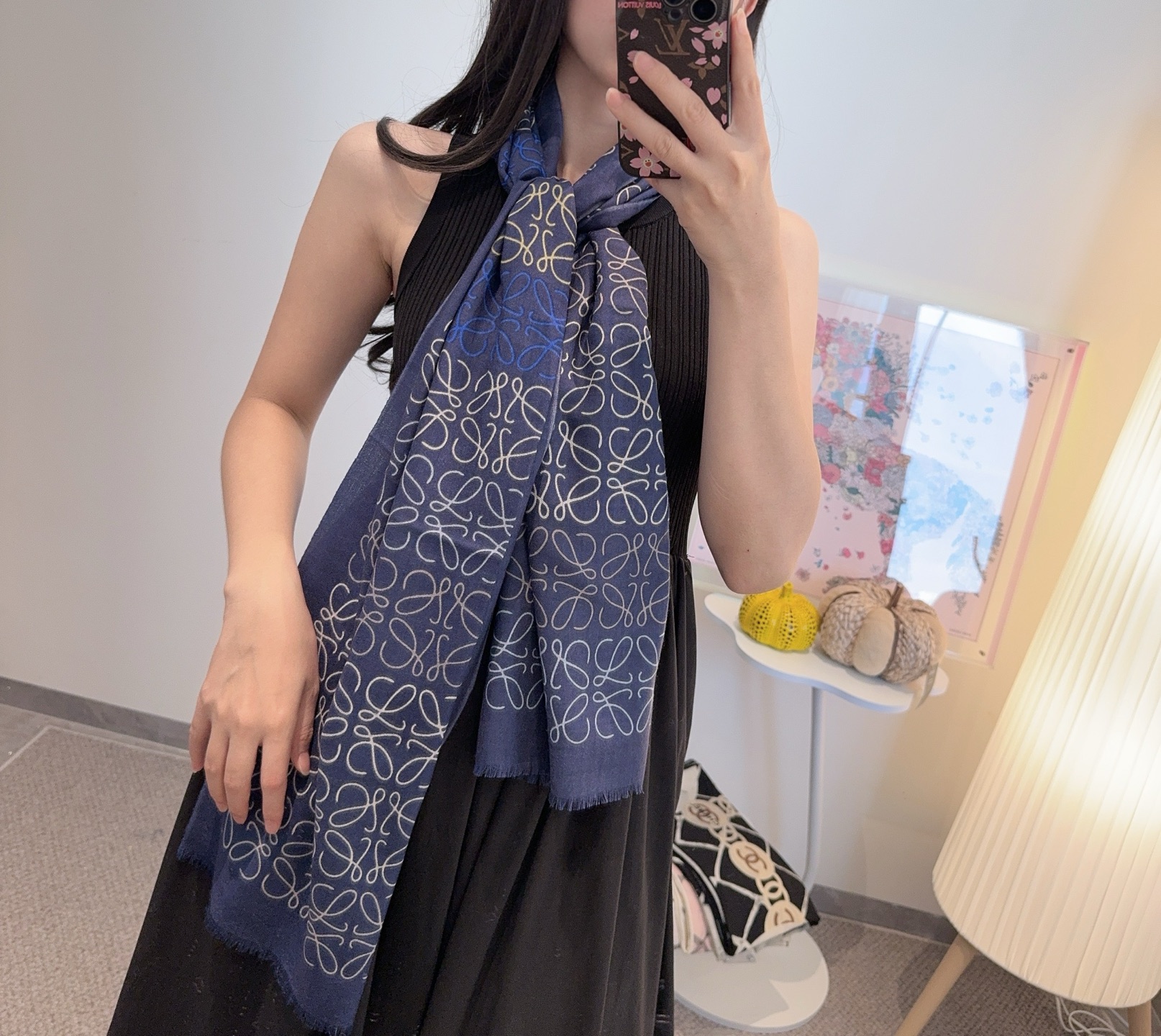 LOEWE❤️ 作为西班牙🇪🇸的顶尖奢侈品牌，散发独特的西班牙贵族气息，低调有内涵‼️ 本款为巴塞罗那橱