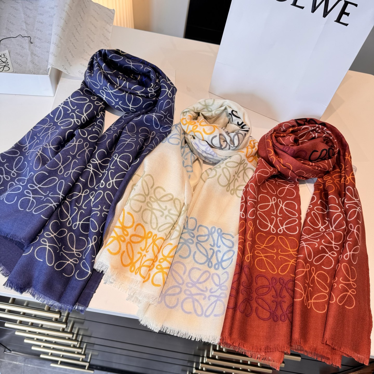 LOEWE❤️ 作为西班牙🇪🇸的顶尖奢侈品牌，散发独特的西班牙贵族气息，低调有内涵‼️ 本款为巴塞罗那橱