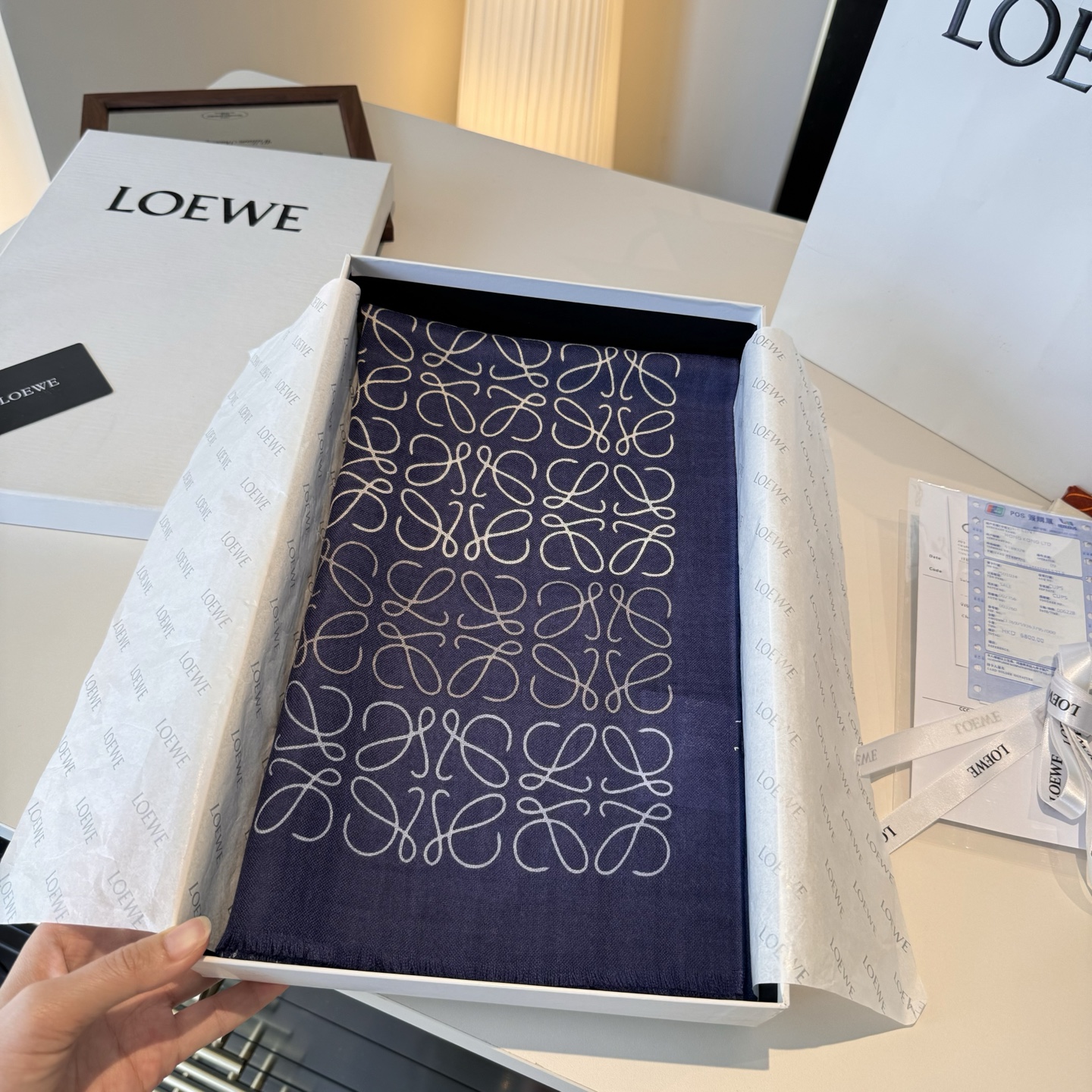 LOEWE❤️ 作为西班牙🇪🇸的顶尖奢侈品牌，散发独特的西班牙贵族气息，低调有内涵‼️ 本款为巴塞罗那橱