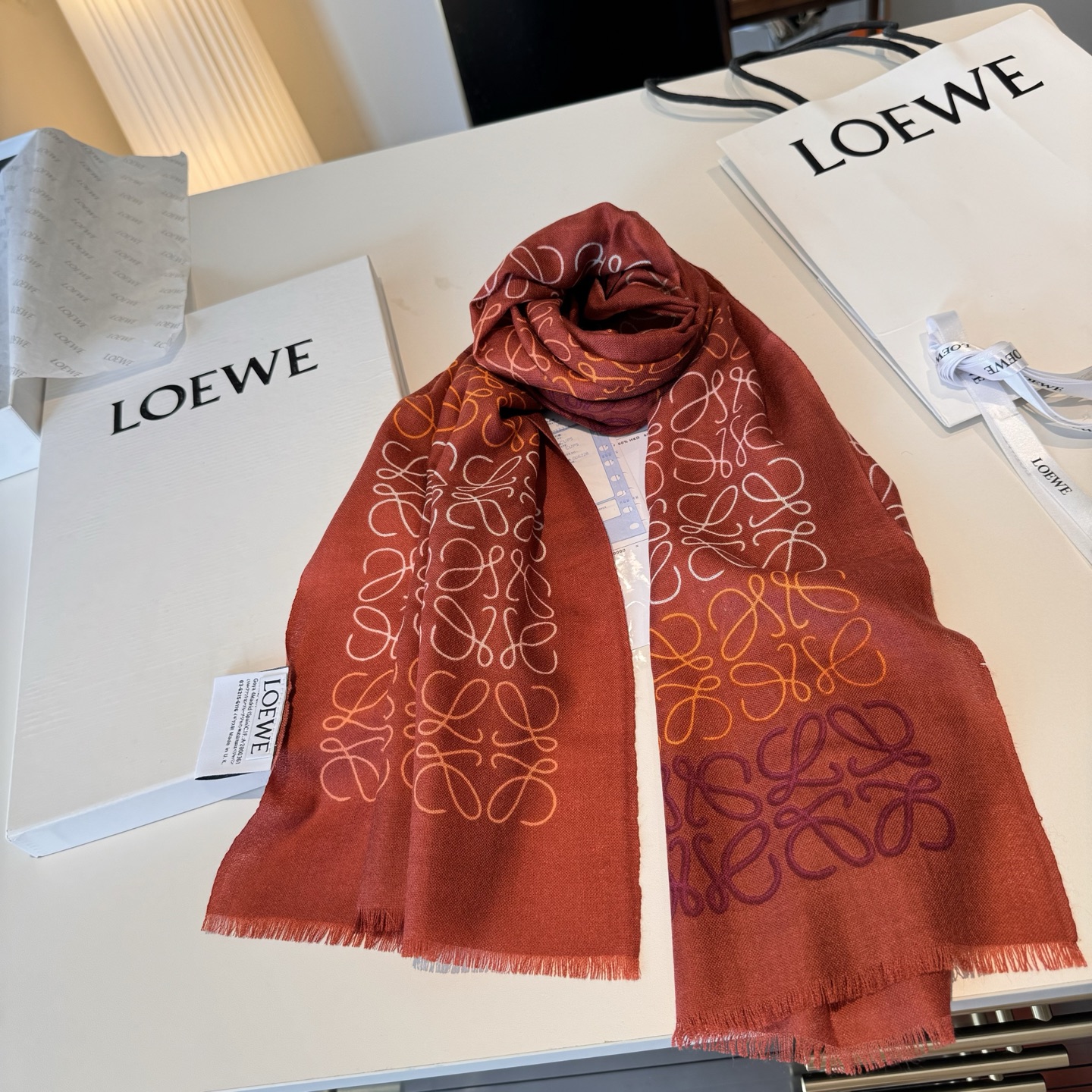 LOEWE❤️ 作为西班牙🇪🇸的顶尖奢侈品牌，散发独特的西班牙贵族气息，低调有内涵‼️ 本款为巴塞罗那橱