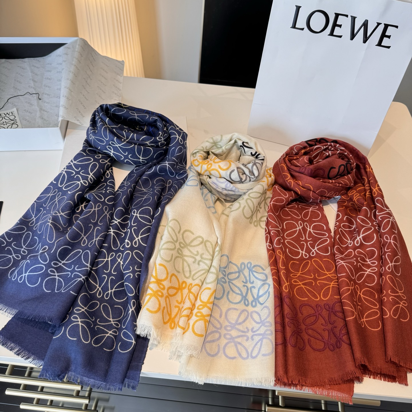 LOEWE❤️ 作为西班牙🇪🇸的顶尖奢侈品牌，散发独特的西班牙贵族气息，低调有内涵‼️ 本款为巴塞罗那橱