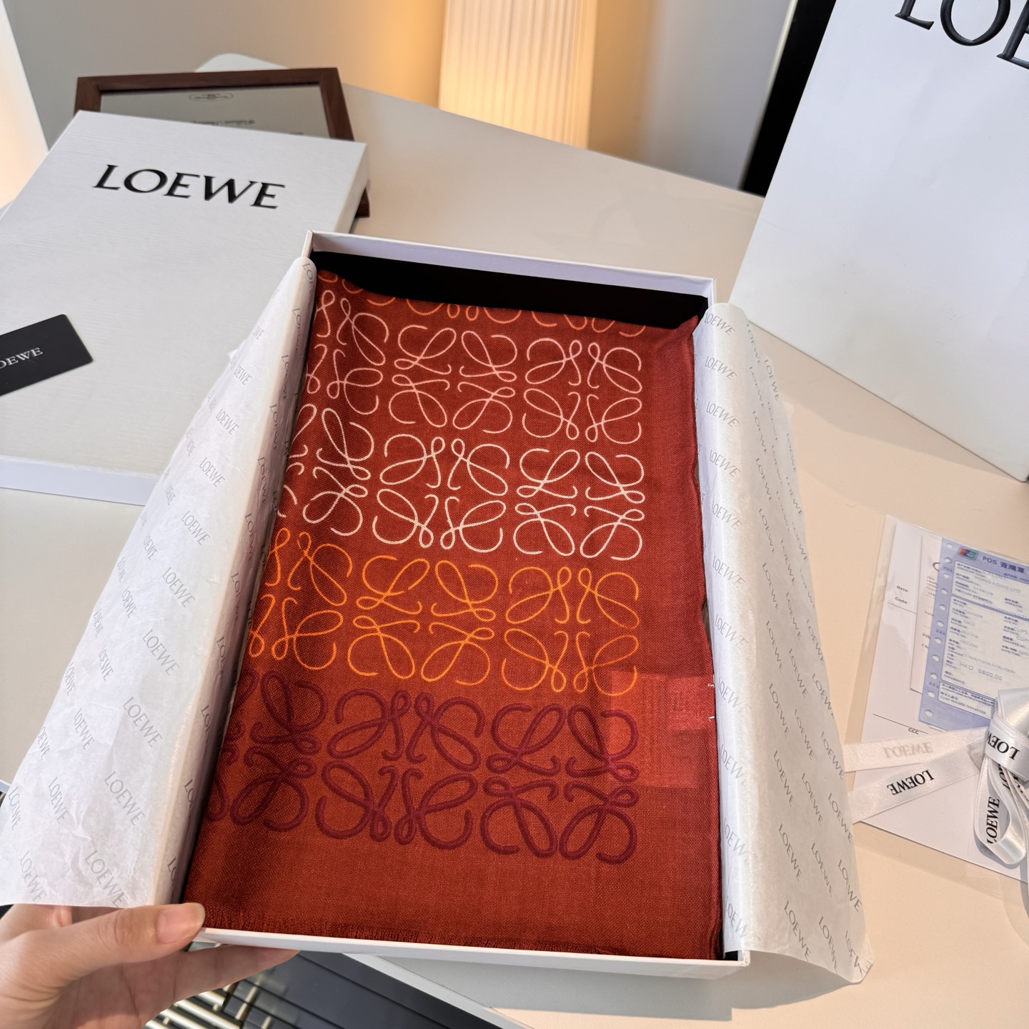 LOEWE❤️ 作为西班牙🇪🇸的顶尖奢侈品牌，散发独特的西班牙贵族气息，低调有内涵‼️ 本款为巴塞罗那橱