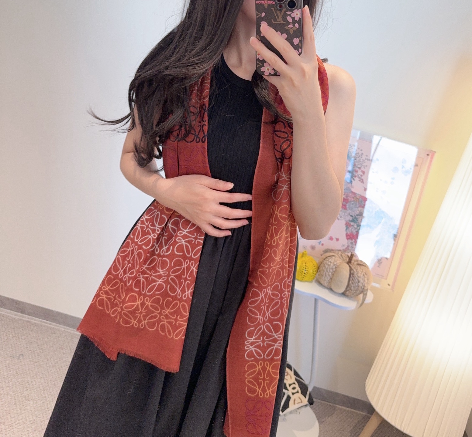 LOEWE❤️ 作为西班牙🇪🇸的顶尖奢侈品牌，散发独特的西班牙贵族气息，低调有内涵‼️ 本款为巴塞罗那橱