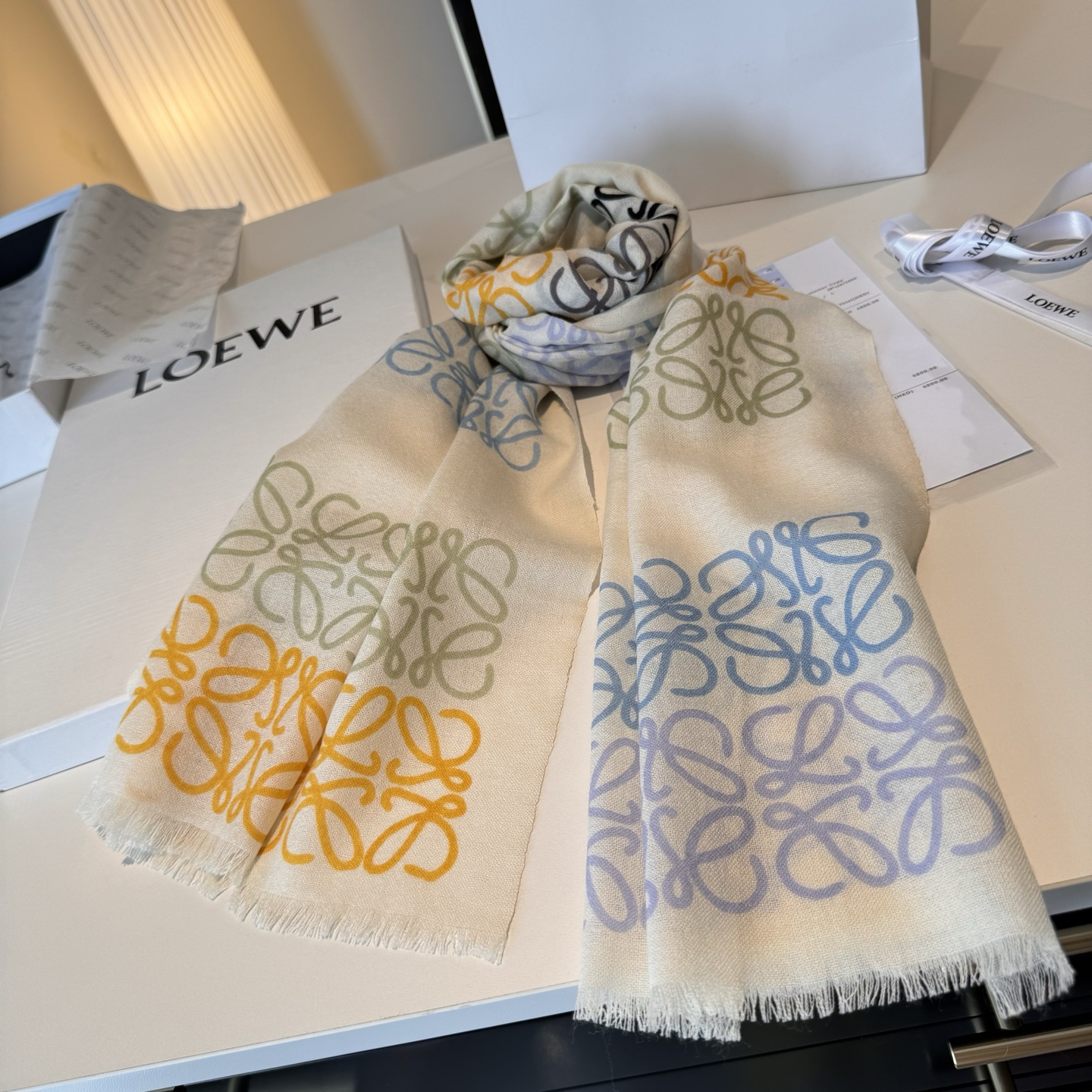 LOEWE❤️ 作为西班牙🇪🇸的顶尖奢侈品牌，散发独特的西班牙贵族气息，低调有内涵‼️ 本款为巴塞罗那橱