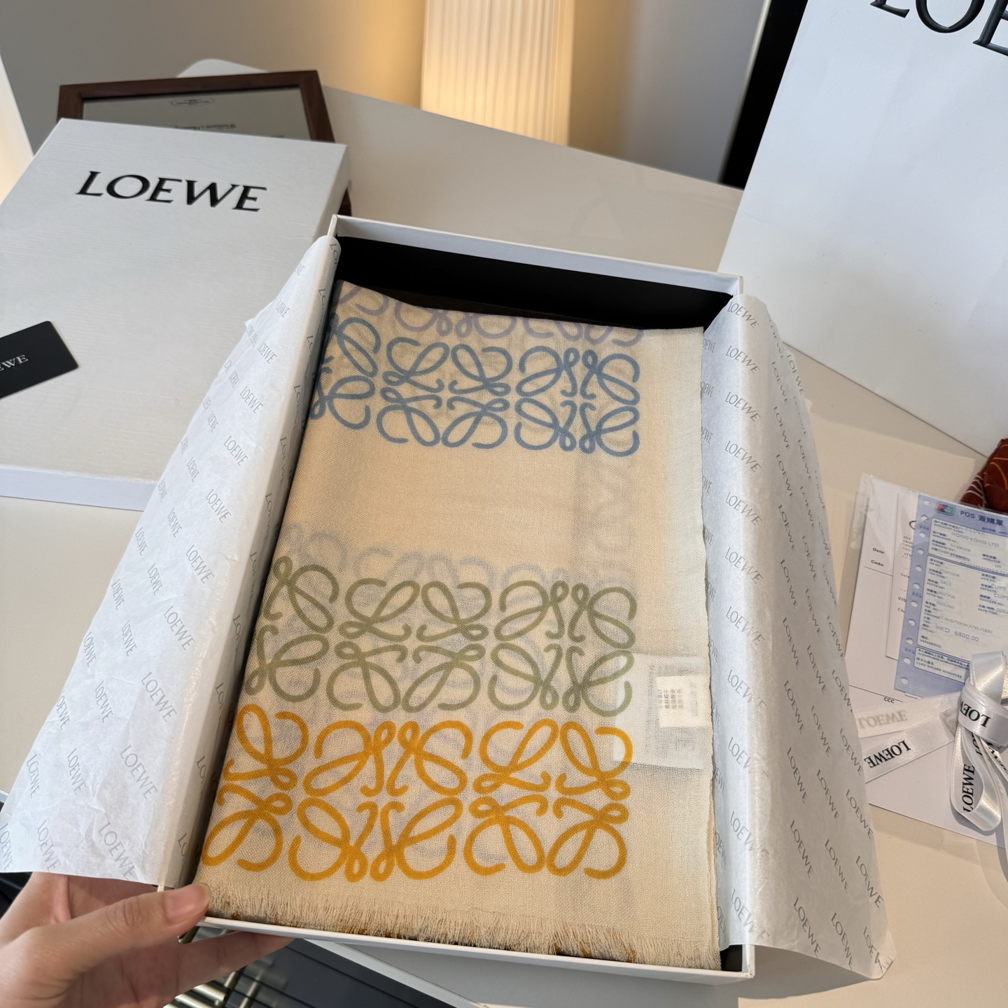 LOEWE❤️ 作为西班牙🇪🇸的顶尖奢侈品牌，散发独特的西班牙贵族气息，低调有内涵‼️ 本款为巴塞罗那橱