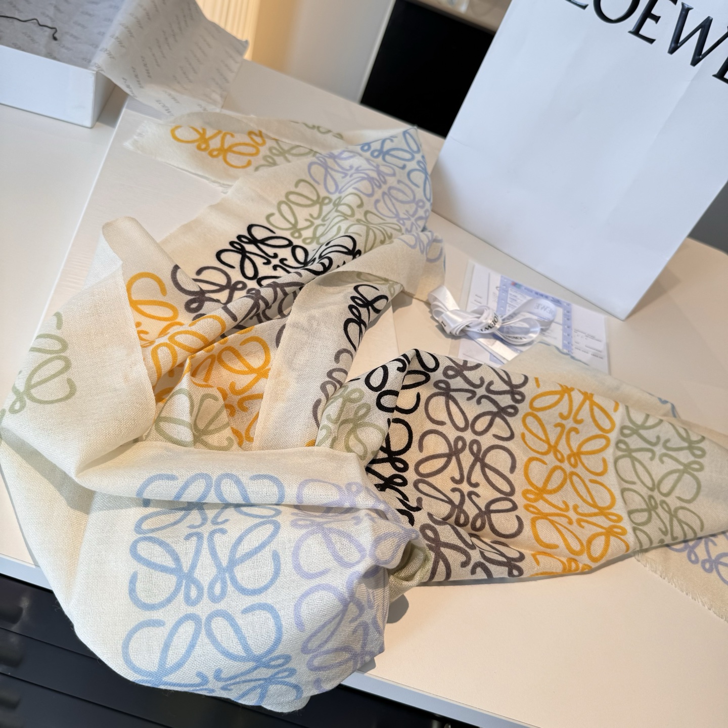 LOEWE❤️ 作为西班牙🇪🇸的顶尖奢侈品牌，散发独特的西班牙贵族气息，低调有内涵‼️ 本款为巴塞罗那橱