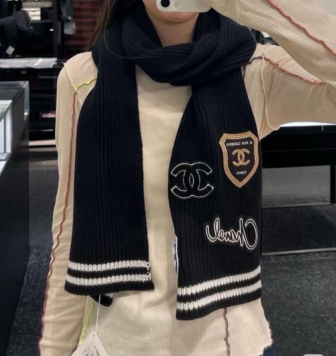 NO:341796,Chanel 24 autumn and winter new style college style badge embroidery 24b knitted scarf cashmere knitted long scarf is beautiful [Tear] The imperial palace-level top-quality new model is on sale. Imported pure cashmere knitted wool is extremely beautiful. Really, the upper body is extremely skin-skin color, versatile, look at it yourself if you look good or not. Scarf size 30*200cm, selected pure cashmere, the first choice for gifts APFC high-version scarf, high-version scarf, chanel, chanel19860909香奈儿Chanel24秋冬新款学院风徽章刺绣24b针织围巾羊绒针织长巾美翻了[流泪]御用殿堂级极品新款在售 进口纯羊绒针织毛线美丽至极 真的 上身极为衬肤色 百搭 好看不好看自己看吧 围巾尺寸30*200cm,精选纯羊绒,送礼首选佳品APFC高版本围巾,高版本围巾,chanel,chanel,scarf