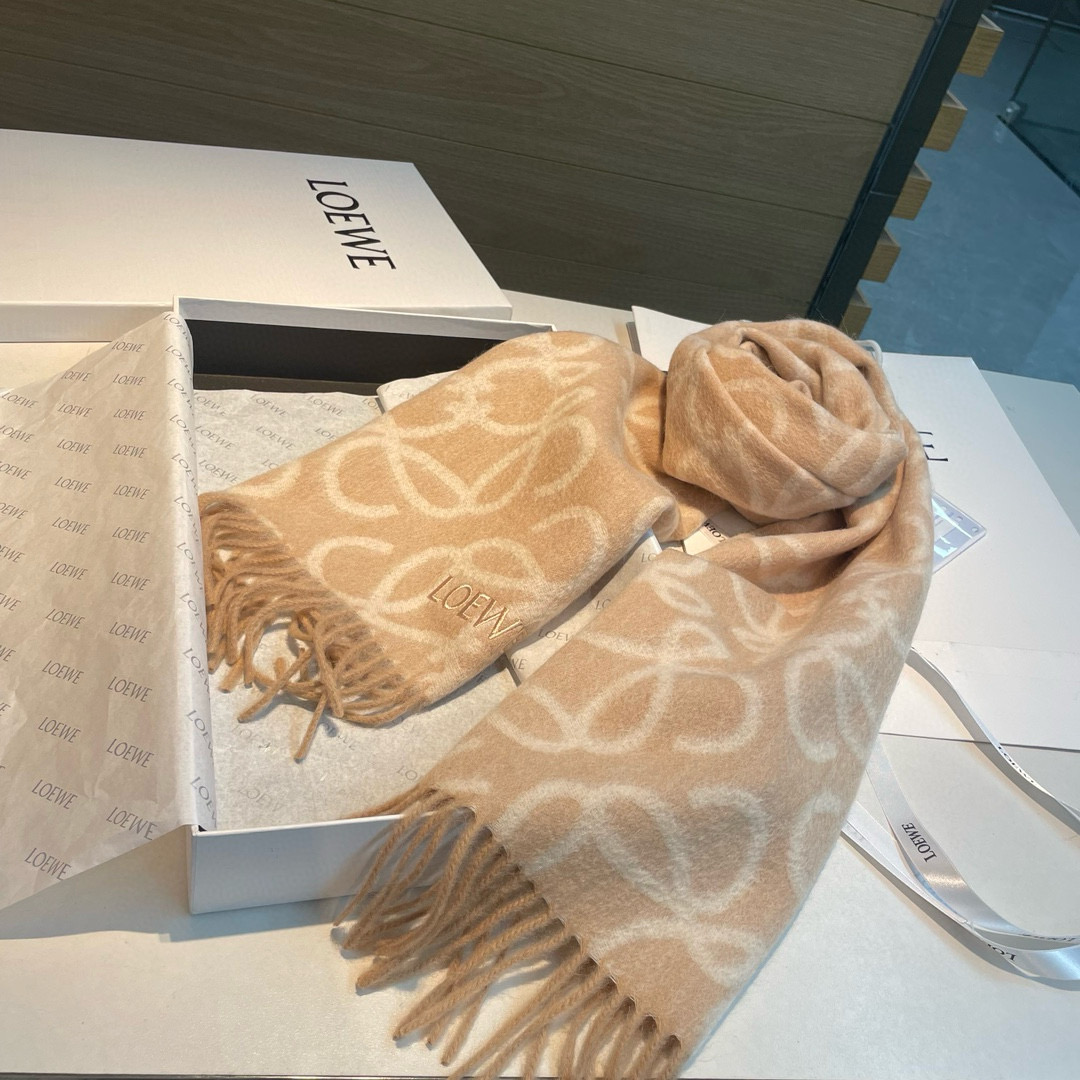 Loewe 难得的高端男款 家属福利 非常正的围巾~面料大爱 非常柔软细腻舒服 轻度水波纹 简约