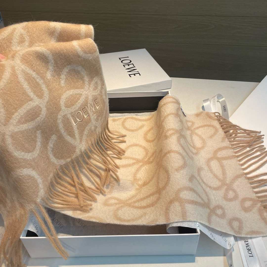 Loewe 难得的高端男款 家属福利 非常正的围巾~面料大爱 非常柔软细腻舒服 轻度水波纹 简约