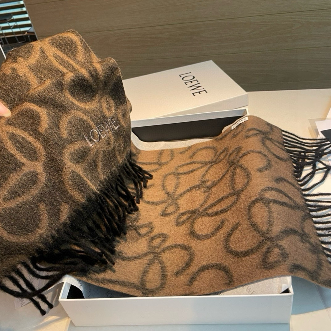 Loewe 难得的高端男款 家属福利 非常正的围巾~面料大爱 非常柔软细腻舒服 轻度水波纹 简约