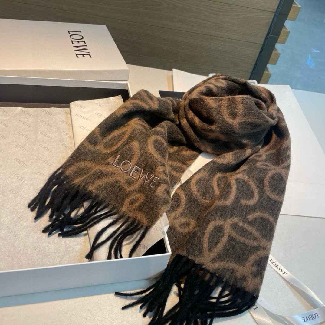 Loewe 难得的高端男款 家属福利 非常正的围巾~面料大爱 非常柔软细腻舒服 轻度水波纹 简约