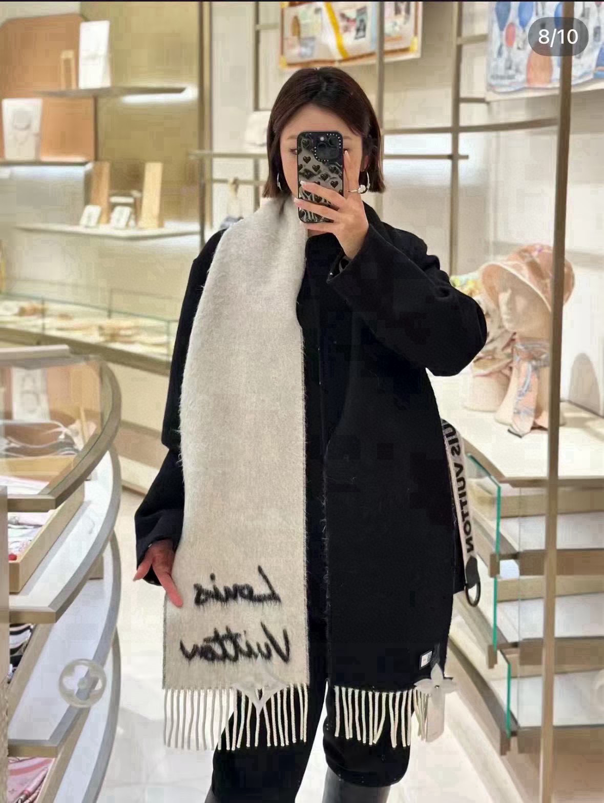 Louis Vuitton 独家首发 Fluffygram 围巾取材羊驼毛和绵羊毛混纺 以拉绒处理营造舒适暖意