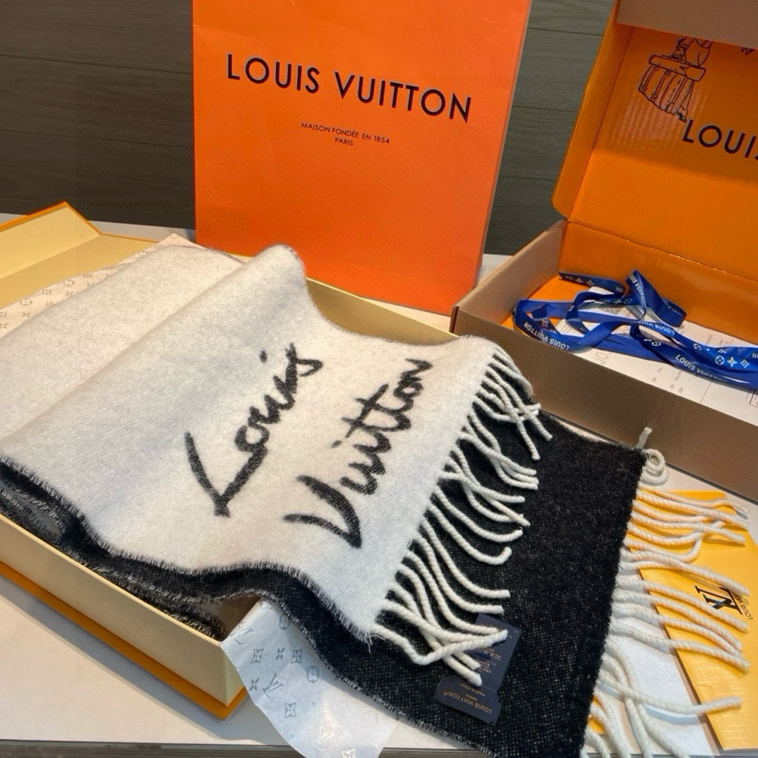 Louis Vuitton 独家首发 Fluffygram 围巾取材羊驼毛和绵羊毛混纺 以拉绒处理营造舒适暖意