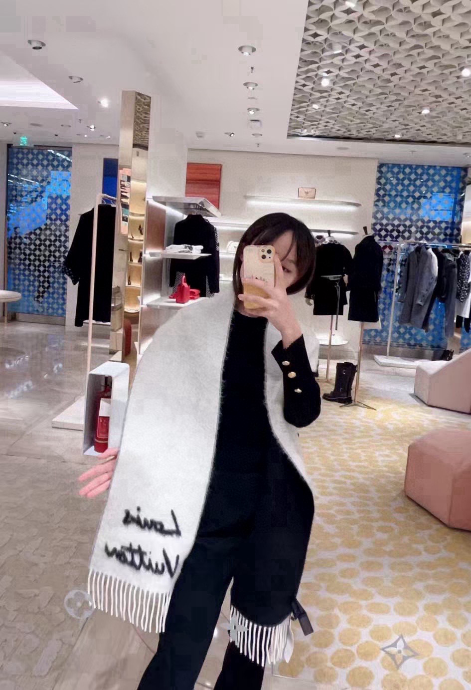 Louis Vuitton 独家首发 Fluffygram 围巾取材羊驼毛和绵羊毛混纺 以拉绒处理营造舒适暖意