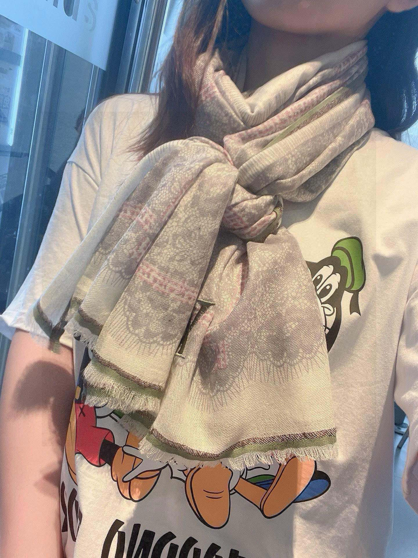 Louis Vuitton 这款当之无愧的新款 LV单品 四边金属框打造 奢华的 风 纯色配以两大创造师的 logo