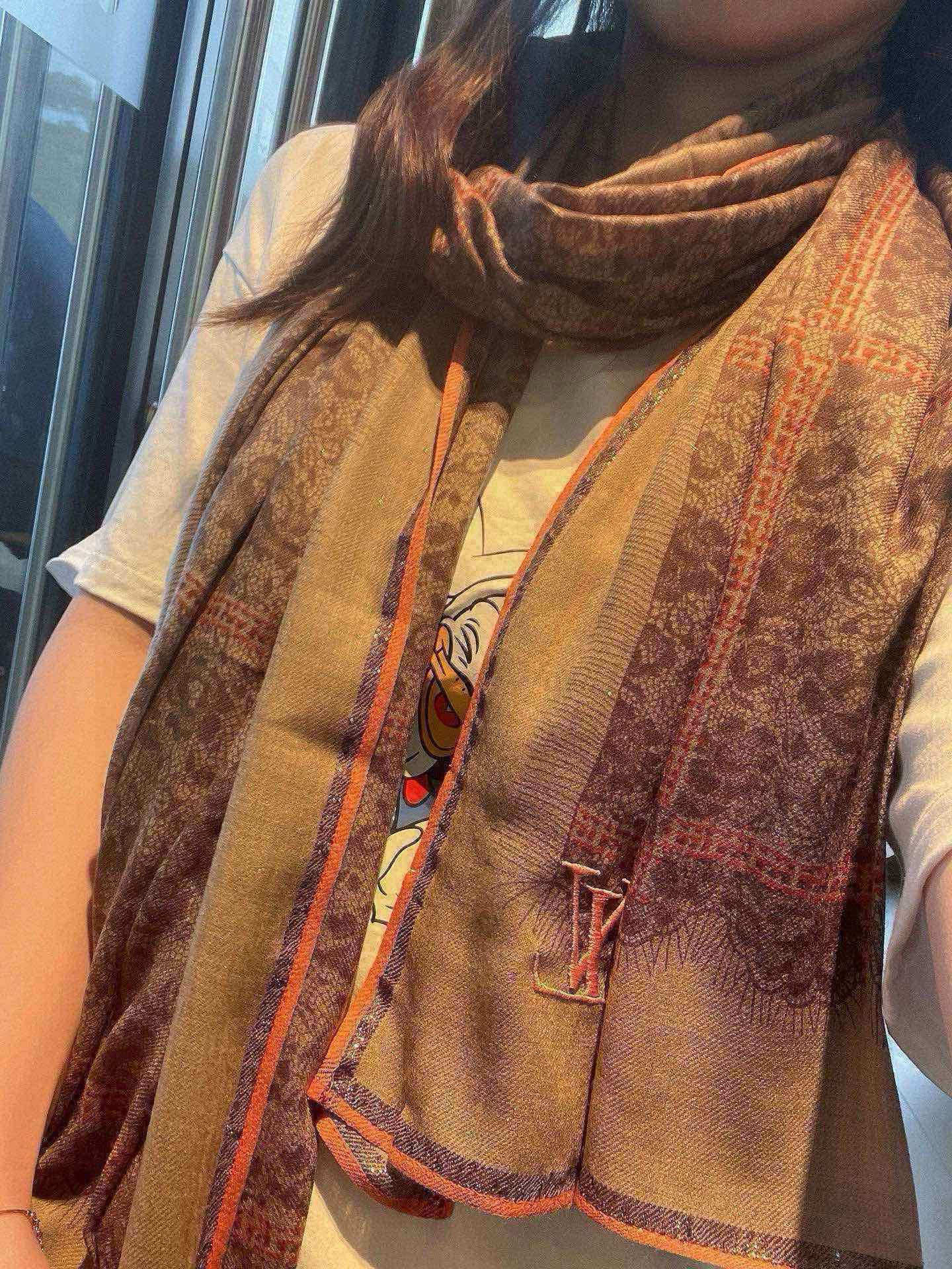 NO:341837,This well-deserved new popular model, LV single product, four-sided metal frame creates an extremely luxurious brand style. The solid color is paired with the classic logo of the two major creators, which shows luxury in a low-key manner. The wire threads throughout give people a heart-warming feeling. It uses Kashmir Plateau cashmere, which feels soft and has customer-supplied raw materials. The size is 90*200cm. Don't miss it if you like it. There are not many ~ High-version scarf, High-version scarf, louis vuitton19860909这款当之无愧的新款爆款,LV单品,四边金属框打造极致奢华的大牌风,纯色配以两大创造师的经典logo,低调中彰显着奢华,贯穿的金属丝线,更是给人一种心动的感觉,采用克什米尔高原羊绒,手感绵软,客供原料,尺寸90*200cm,喜欢的不要错过,量不多哦~高版本围巾,高版本围巾,louis vuitton,scarf